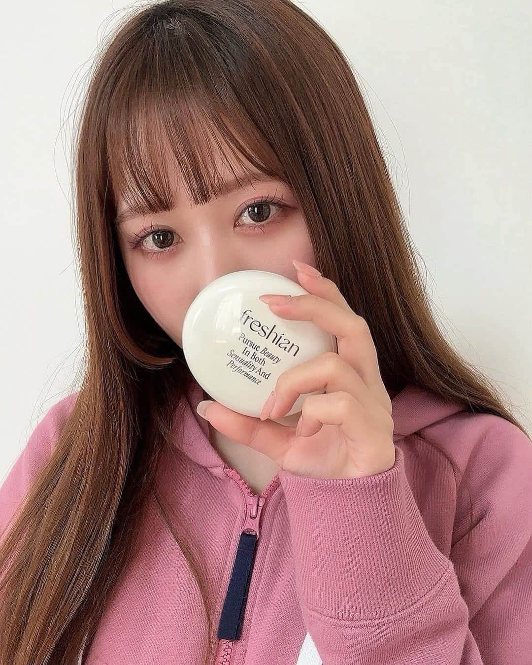 村岡美咲のインスタグラム：「𓅿𓅿𓅿𓈒 𓂂𓏸  @freshian.official_jp  Egg like cushion vegan🤍 SPF35/PA++  このクッションファンデ、 パッケージがとにかくめちゃくちゃ可愛い🥰 今まで出会った中で1番かも🫰🏻  密着して崩れにくいセミマット仕上がりだけど スキンケア成分75%配合だから お肌に低刺激で自然な潤いを与えてくれる👏🏻 乾燥も気になりにくかった❣️  ┈┈┈┈┈┈ ❁ ❁ ❁ ┈┈┈┈┈┈┈  #freshian #フレシアン #エッグライククッション #egglikecushion #つるつるクッション #最強ベース #セミマットクッション #たまごクッション #おしゃれパッケージ #クッションファンデーション #クッションファンデ #ベースメイク #セミマット #ファンデーション #パケ買いコスメ #コスメ部 #コスメレビュー」