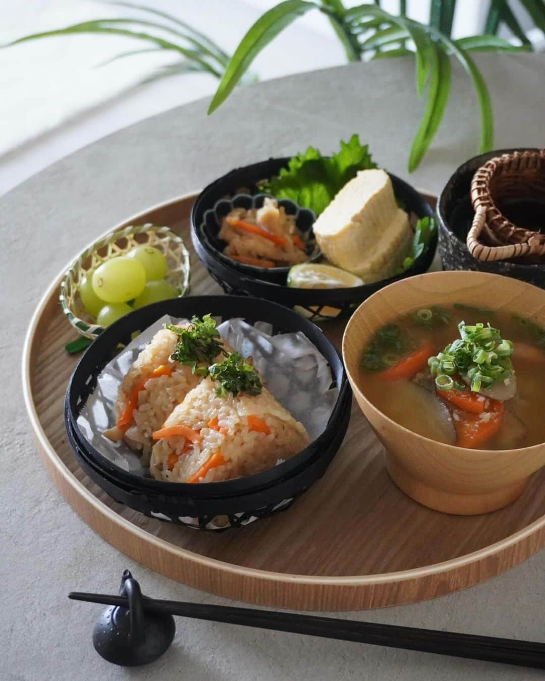 斎藤有沙さんのインスタグラム写真 - (斎藤有沙Instagram)「最近の朝昼兼用ご飯。  ワンプレートで簡単な日もあれば、丸籠に盛り付けていつもの食卓に遊び心をプラスしてみたり…  またいつもと違った器をプラスすると、気持ちも新たに、見た目もパッと華やかになりますね☺️  シンプルなお洋服にアクセサリーをプラスしていくように、真っ新なお盆に好みの器と季節の彩りをプラスしていく。  全体のバランスを見て整えていく作業が、奥深くて面白い。  特に、炊き込みご飯と丸籠の相性が秋らしくて好きだなぁ…♡」10月25日 18時43分 - i_am_arinko