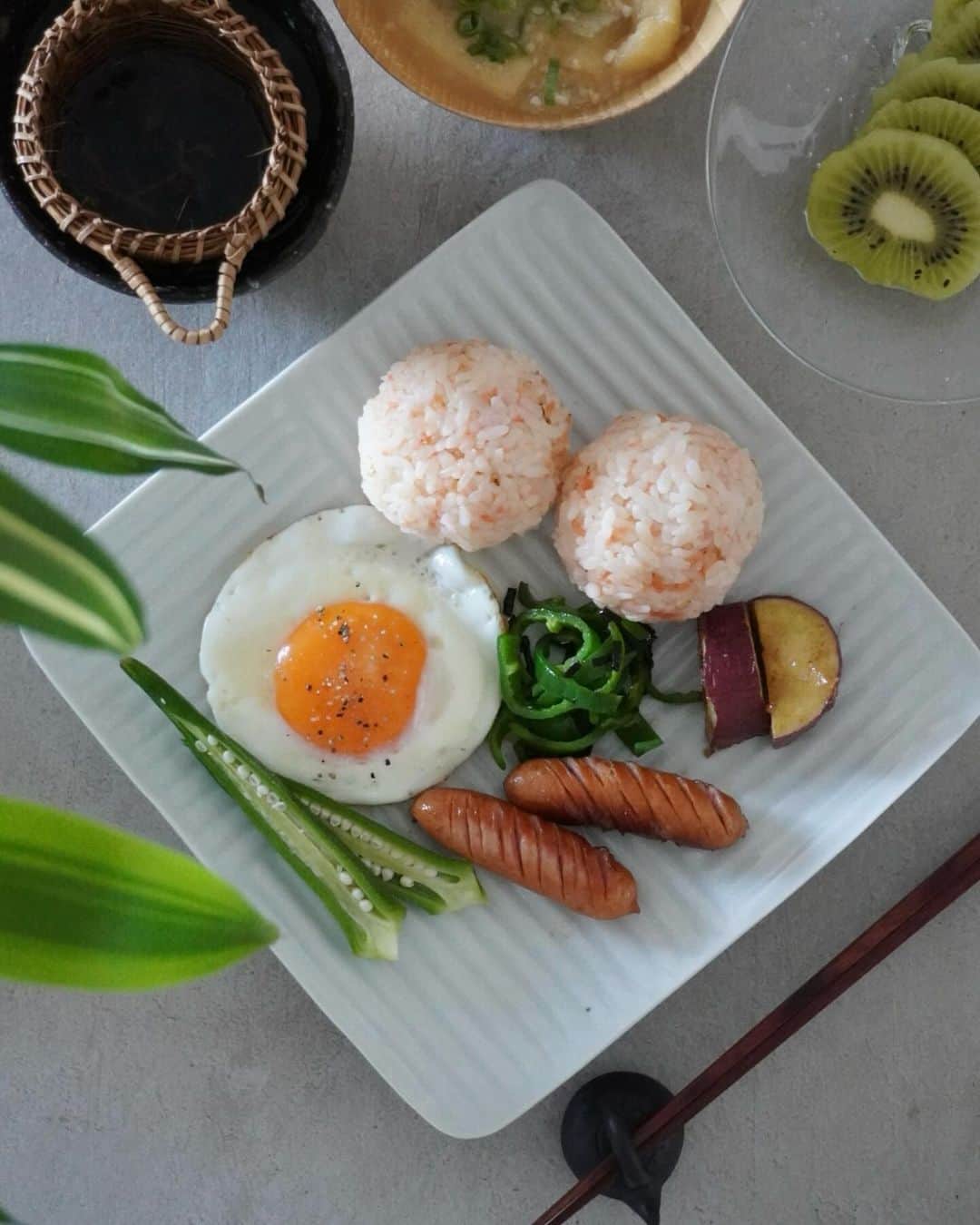 斎藤有沙さんのインスタグラム写真 - (斎藤有沙Instagram)「最近の朝昼兼用ご飯。  ワンプレートで簡単な日もあれば、丸籠に盛り付けていつもの食卓に遊び心をプラスしてみたり…  またいつもと違った器をプラスすると、気持ちも新たに、見た目もパッと華やかになりますね☺️  シンプルなお洋服にアクセサリーをプラスしていくように、真っ新なお盆に好みの器と季節の彩りをプラスしていく。  全体のバランスを見て整えていく作業が、奥深くて面白い。  特に、炊き込みご飯と丸籠の相性が秋らしくて好きだなぁ…♡」10月25日 18時43分 - i_am_arinko