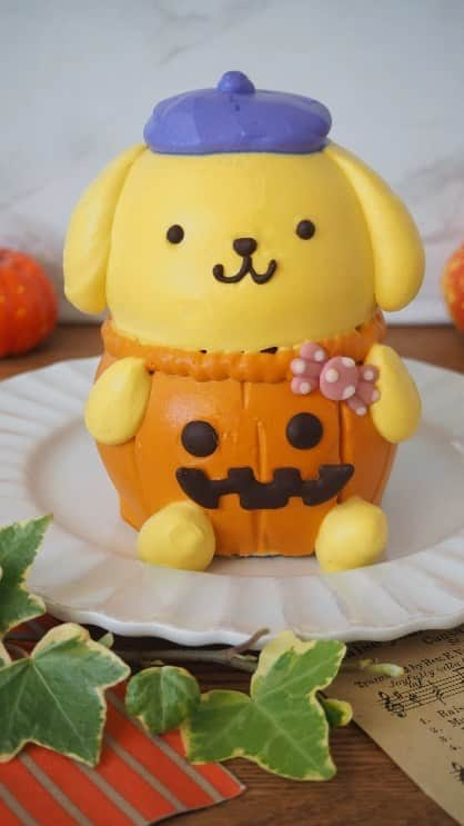 上岡麻美のインスタグラム：「ポムポムプリンのおばけかぼちゃケーキを作りました🥰🎃 顔とキャンディーのパーツ以外は全部生クリームで仕上げています😊  #ハロウィン#ポムポムプリン#サンリオ#ケーキ#お菓子作り#cake#デコレーションケーキ#pompompurin #sanrio #art#キャラクターケーキ #characterdesign #happynewyear2023 #halloween #pumpkin  #かぼちゃ#おばけ」