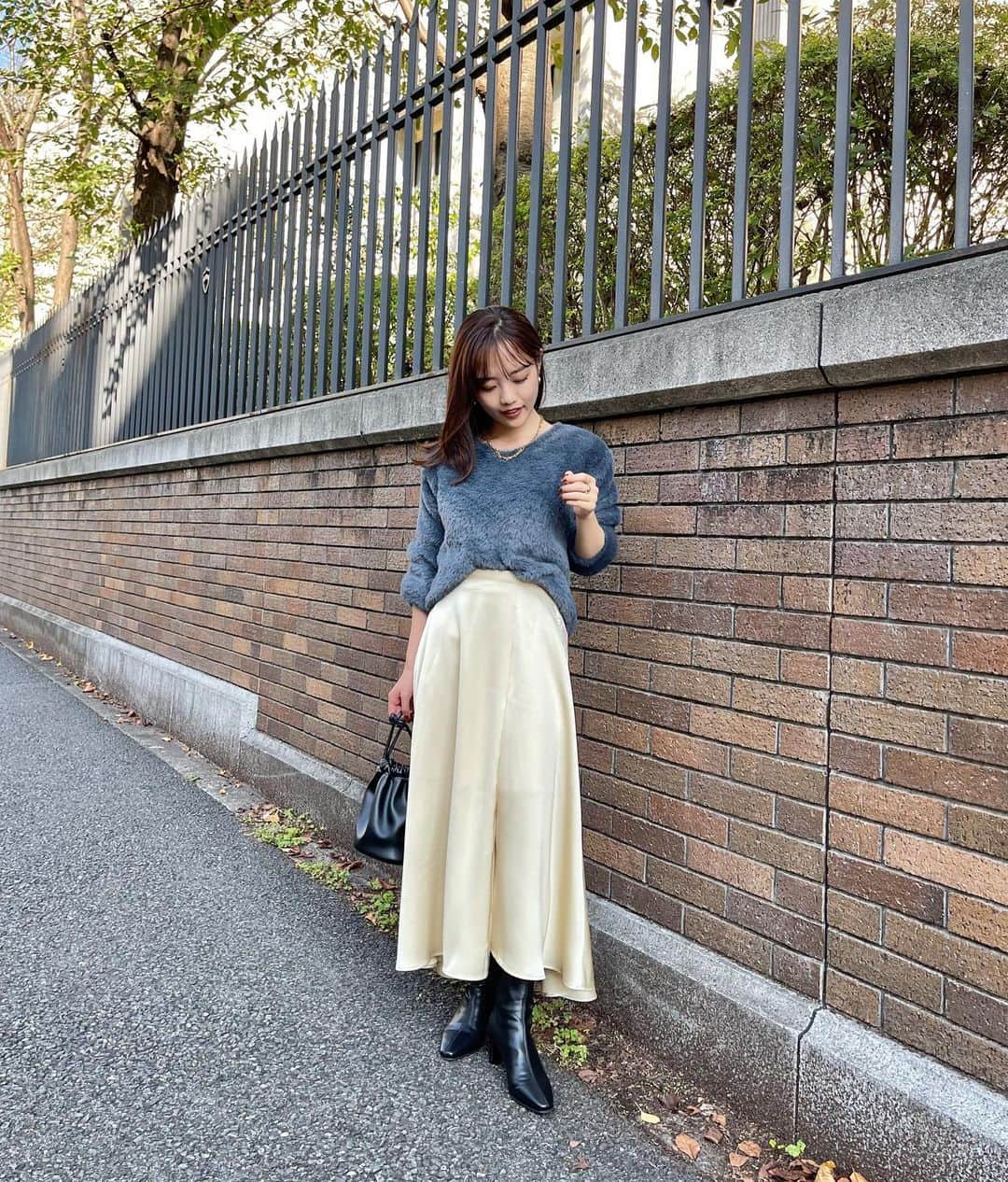 岩本千波のインスタグラム：「最近お気に入りのブルー×イエロー🫐💛 今日発売のふわふわニット（カラー名はチャコールグレー）に 残りわずかの大人気サテンマーメイドスカートを合わせたよ♡  このスカートは、ダントツでクリームイエロー推し🌼🌼 バックスタイルも可愛いの♡  そしてこのブーツはもちろんリアルバイ🎀 履きやすくて今日も履いてる！🤫🤫  あと、昨日発売のヨークデザインワンピースも可愛かったから載せちゃう！1枚で着映えするからおすすめ🥰🥰  #小柄コーデ #小柄女子 #小柄ファッション #低身長コーデ #低身長女子 #低身長ファッション #149cmコーデ #150cmコーデ #秋服コーデ #秋服 #冬服 #冬服コーデ #ニット #きれいめカジュアル」