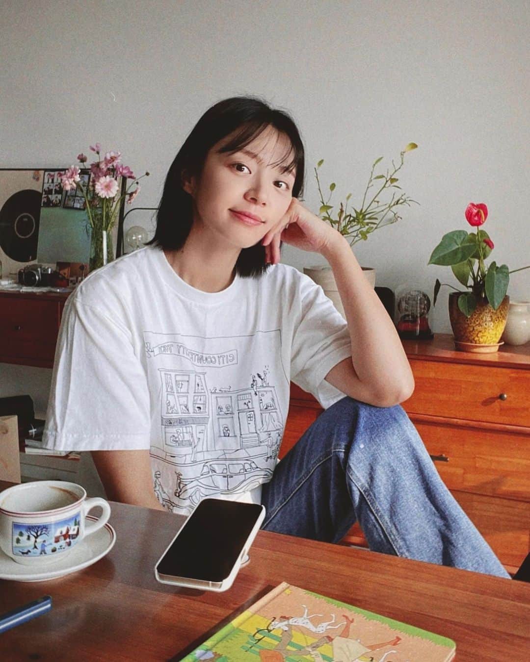 ソン・ジインのインスタグラム：「☕️🌸🧸😽」