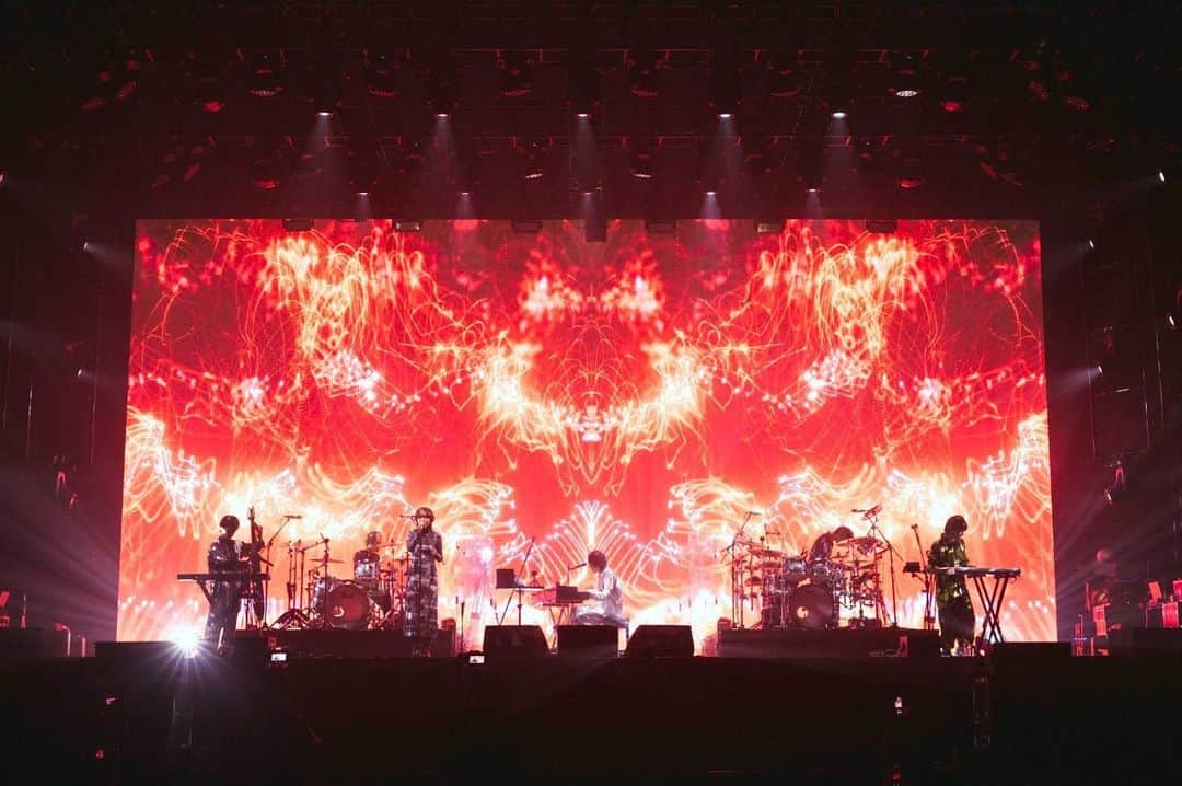 野田洋次郎さんのインスタグラム写真 - (野田洋次郎Instagram)「Shanghai🌹❤️‍🔥🌹 What a night. There's so few that I can put into words, while theres thousands of feelings and thoughts going on in my head. Thank you Thank you Thank you. Thank you for being there, at our memorial TOUR FINAL.  Hope to see you soon. LOVE YOU🌹🌹🌹 再找机会出来碰面吧  📷 @takeshiyao」10月25日 18時45分 - yoji_noda