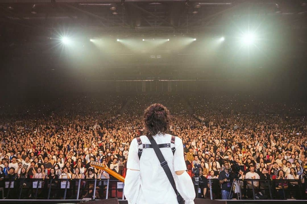 野田洋次郎さんのインスタグラム写真 - (野田洋次郎Instagram)「Shanghai🌹❤️‍🔥🌹 What a night. There's so few that I can put into words, while theres thousands of feelings and thoughts going on in my head. Thank you Thank you Thank you. Thank you for being there, at our memorial TOUR FINAL.  Hope to see you soon. LOVE YOU🌹🌹🌹 再找机会出来碰面吧  📷 @takeshiyao」10月25日 18時45分 - yoji_noda