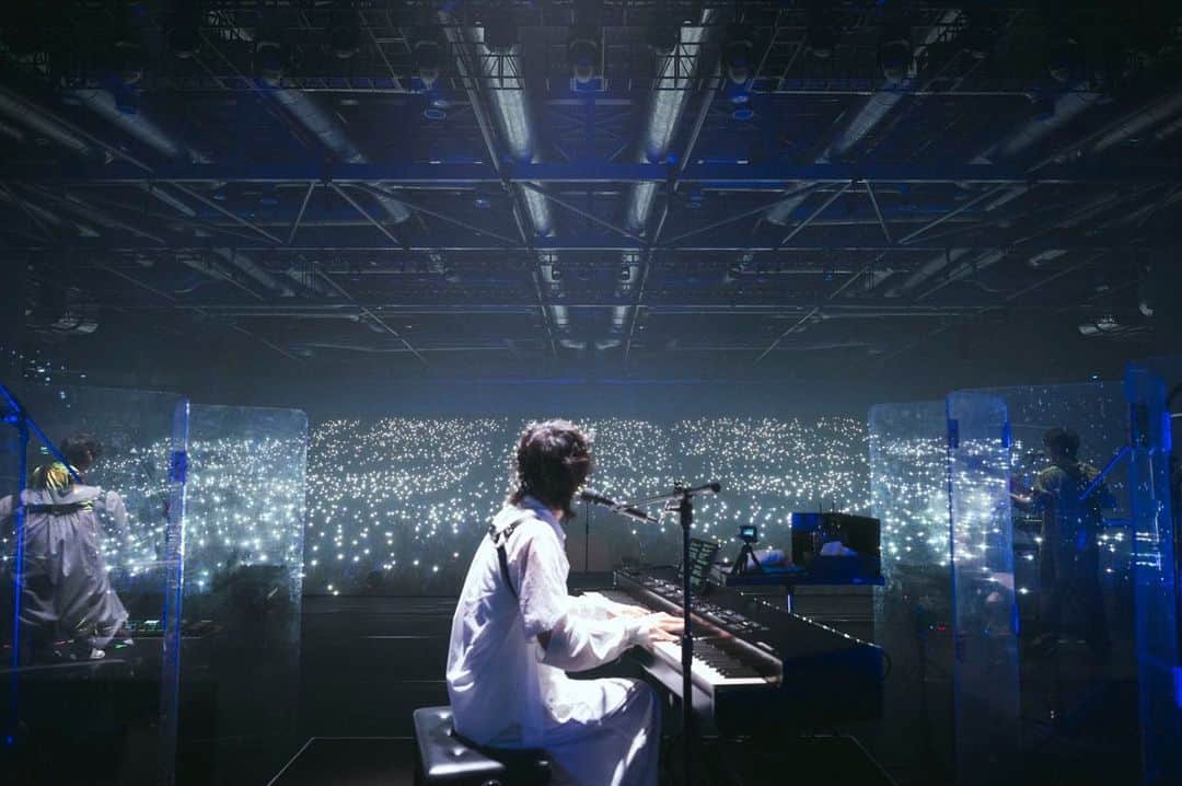 野田洋次郎さんのインスタグラム写真 - (野田洋次郎Instagram)「Shanghai🌹❤️‍🔥🌹 What a night. There's so few that I can put into words, while theres thousands of feelings and thoughts going on in my head. Thank you Thank you Thank you. Thank you for being there, at our memorial TOUR FINAL.  Hope to see you soon. LOVE YOU🌹🌹🌹 再找机会出来碰面吧  📷 @takeshiyao」10月25日 18時45分 - yoji_noda