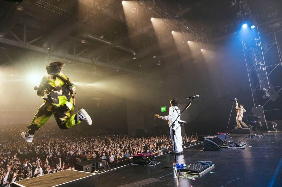 野田洋次郎さんのインスタグラム写真 - (野田洋次郎Instagram)「Shanghai🌹❤️‍🔥🌹 What a night. There's so few that I can put into words, while theres thousands of feelings and thoughts going on in my head. Thank you Thank you Thank you. Thank you for being there, at our memorial TOUR FINAL.  Hope to see you soon. LOVE YOU🌹🌹🌹 再找机会出来碰面吧  📷 @takeshiyao」10月25日 18時45分 - yoji_noda