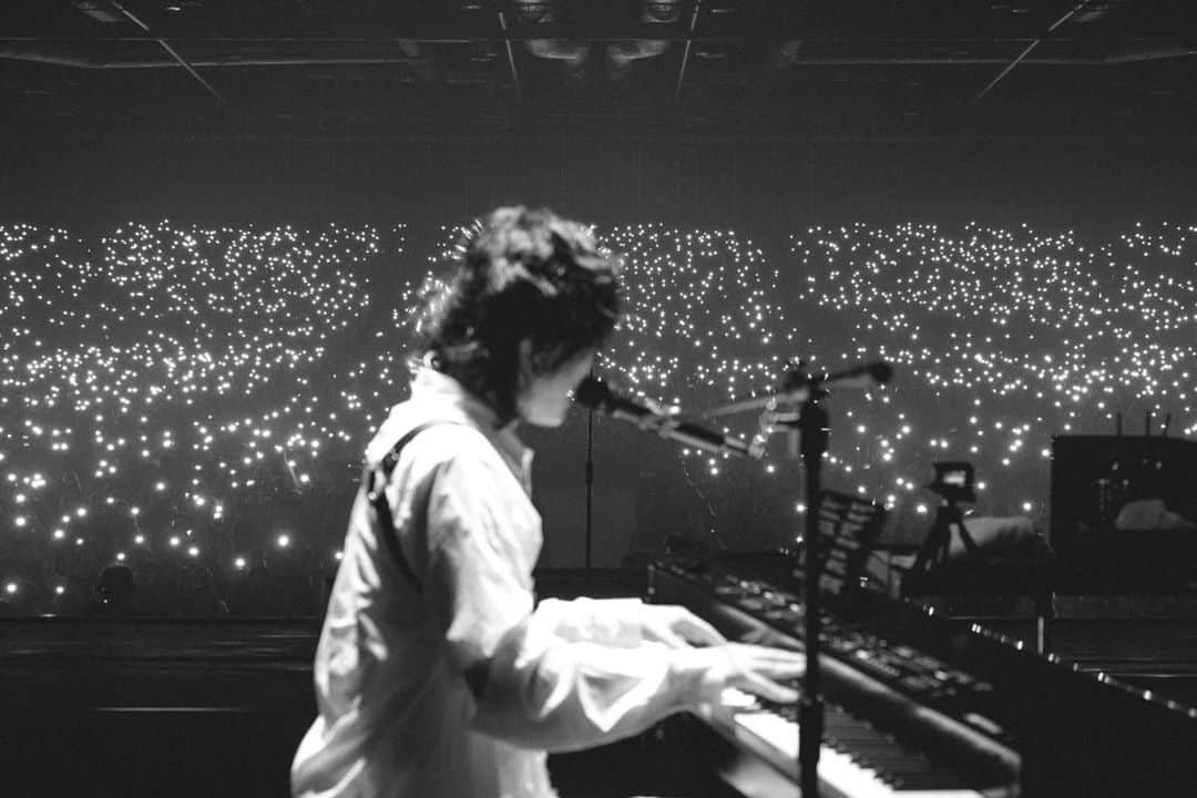 野田洋次郎さんのインスタグラム写真 - (野田洋次郎Instagram)「Shanghai🌹❤️‍🔥🌹 What a night. There's so few that I can put into words, while theres thousands of feelings and thoughts going on in my head. Thank you Thank you Thank you. Thank you for being there, at our memorial TOUR FINAL.  Hope to see you soon. LOVE YOU🌹🌹🌹 再找机会出来碰面吧  📷 @takeshiyao」10月25日 18時45分 - yoji_noda