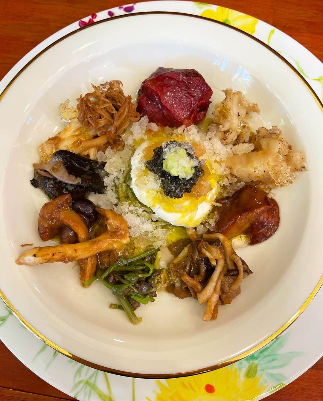 野崎萌香のインスタグラム：「先日、エルブジ最後の日本人の料理人でもあり アマゾンの料理人として名を馳せる オオタ テツヤさんが手懸ける 年間50日営業の春と秋のみオープンする軽井沢の  幻のレストラン　ラ・カーサ・ディ・テツオ オオタへ🍽️ @tetsuo.ota   信州の山々から集めてきた大自然の命を 5時間ちかくの時間をかけて頂き、味わってきました🍂  オオタシェフが何日もかけて信州の山々から 命をかけて集めてきた今まで食べたことも 見たこともないキノコや、山菜たちとジビエ🍄  ひとつひとつの命にいただきますと思いながら、  シェフの一人一人への心温まる接客と  心のこもったお料理の数々最高でした！  最後の締めは野外に移動してビリヤニタイム…🍛  最高に美味しい時間🧑‍🍳✨🍛  そしてコーヒーと一緒に出てきた 今まで食べたキャラメルポップコーンの中で 33年間の人生一おいしかったポップコーン🌽  分厚いキャラメルコーティングされてるけれど 決して甘すぎない大人な味で、全てサクッサクッ🍿 こちらお土産にもってかえりました🩵  またいつか必ず行きたいなあ🌱、」
