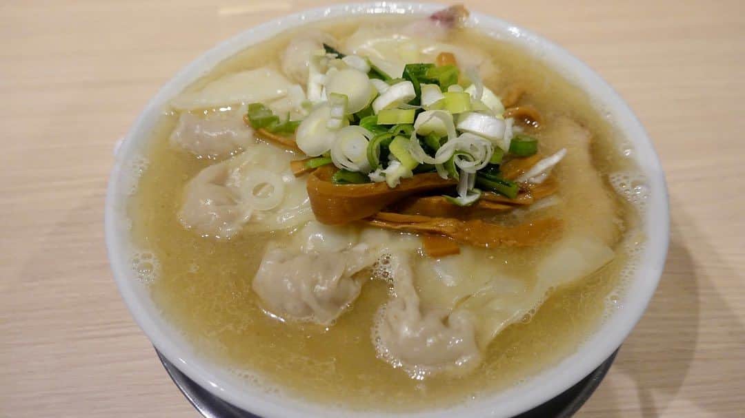 のインスタグラム：「どう考えても旨い。  ガッツリ濃厚なのに重くないビックリ塩ラーメン。  #桜上水船越 #桜上水グルメ  #渡なべ #ラーメン」