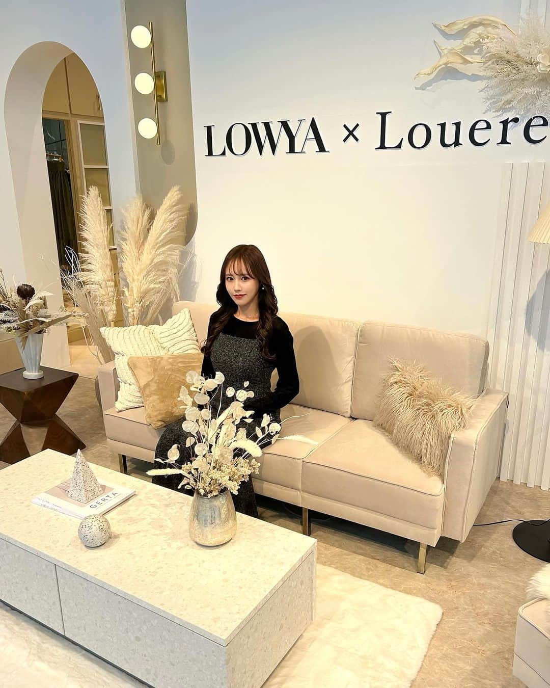 yurishonのインスタグラム：「・ LOWYA  Louere 展示会にへ🍂 ⁡ ⁡ お洋服とインテリアの空間が ほんとに素敵すぎて🙈✨💭... ⁡ ⁡ 着ているワンピースも @louere.official 🖤🩶 ⁡ ⁡ ⁡ #Louere#LOWYA#ルエル#ロウヤ#秋冬コーデ#ワンピース#モノトーンコーデ#モノトーン」