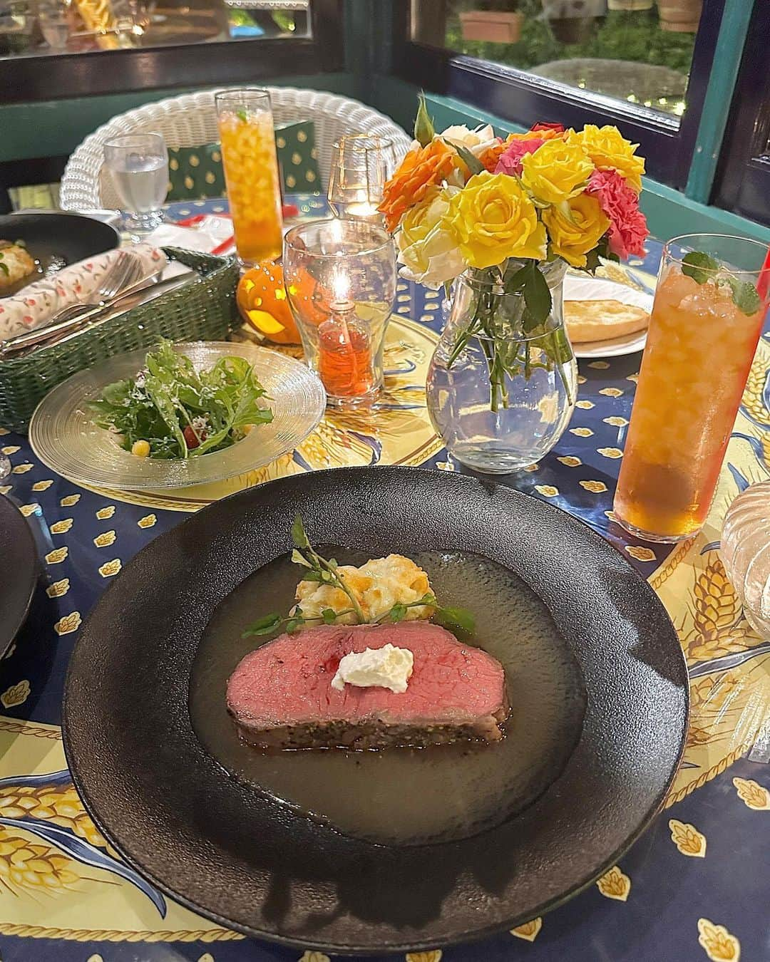 山本瑠香のインスタグラム：「西宮の山の方にあるレストラン🍽️🍾♡  このローストビーフが 特にめっちゃおいしかった✨ あと夜景がキレイでした🌃  バースデープレートで お祝いもしてもらいました…♡ . . . #theterrace #ザテラス #西宮グルメ  #西宮ディナー #西宮カフェ #関西グルメ  #関西カフェ #兵庫グルメ #神戸グルメ」