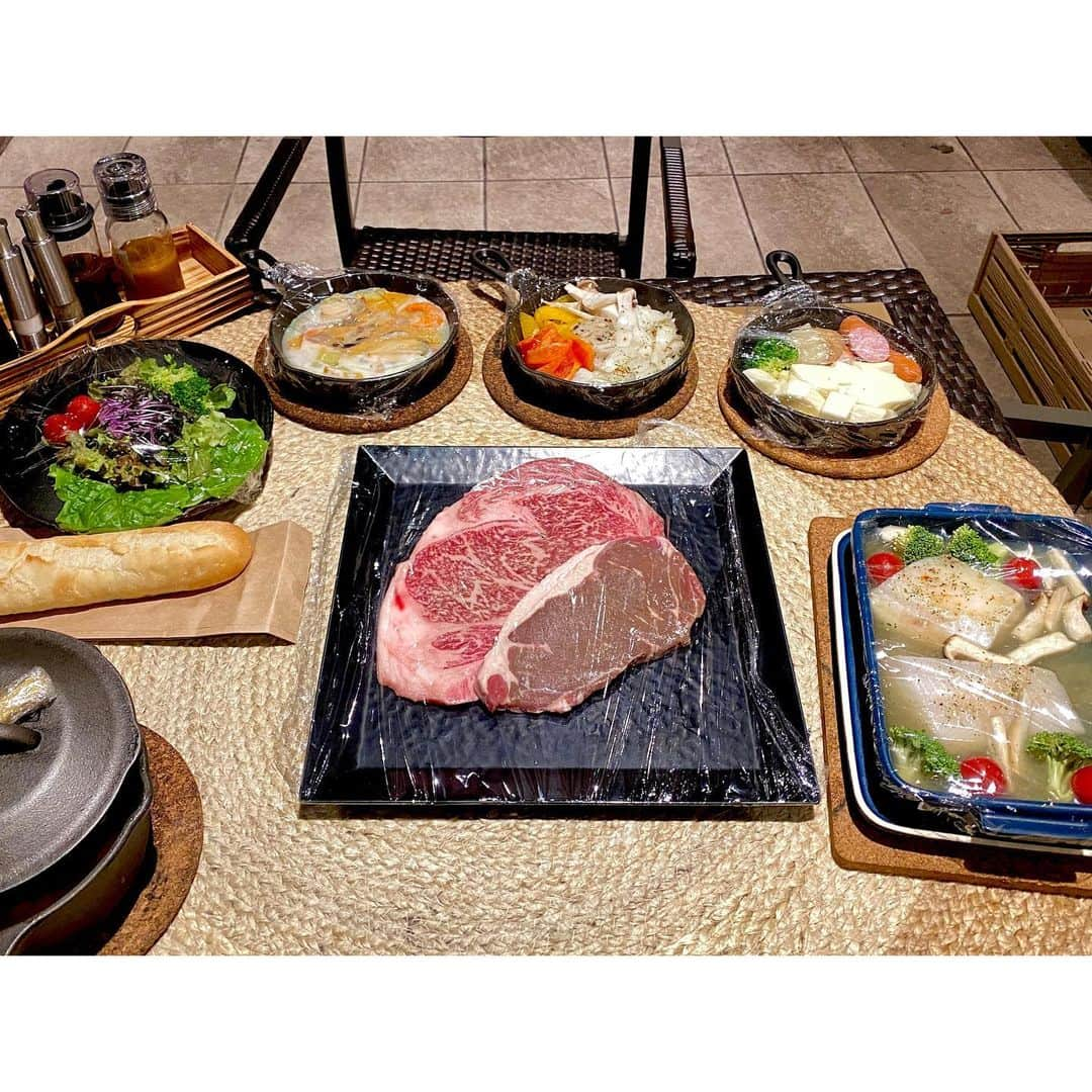 原川愛さんのインスタグラム写真 - (原川愛Instagram)「@marinetopia__resort  広いテラスで 焚き火をしながらBBQ。  夏終わって 夏っぽい事 やっとできました。笑  食材も山梨県産の物にこだわったているみたいで… 彩りも鮮やかで 味も美味しくて お腹も心も満足満足♡  締めのスープパスタ。 沁みました☺︎  焚き火のパチパチという音。 たまらないですよね〜 なんであんなに火って見ていられるのだろうか。  癒され空間でした！  まだまだ写真あるどー！笑 お付き合い願います☺︎笑  #プライベートヴィラグランピング富士山中湖 #マリントピアリゾート #山梨県 #山中湖 #プライベート #グランピング #ヴィラ #JAPAN #富士山 #mtfuji #pr」10月25日 18時46分 - aiharakawa93