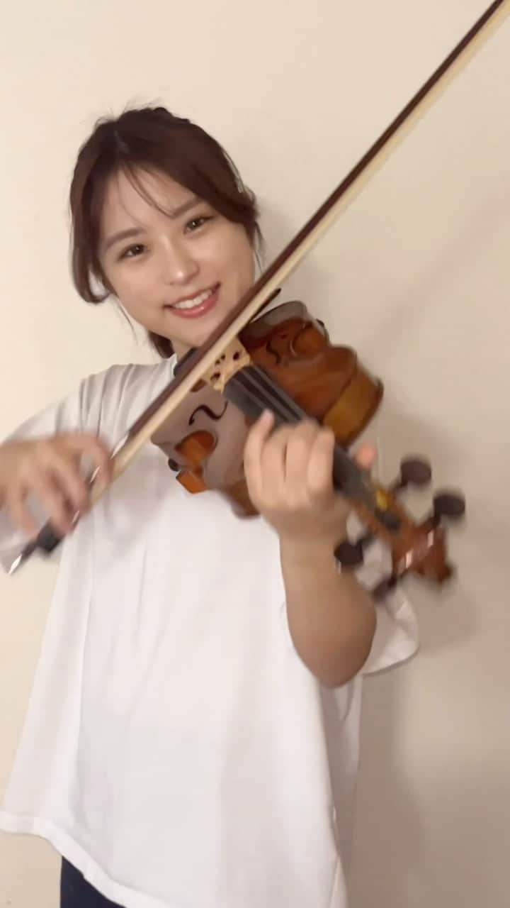 高松あいのインスタグラム：「Vivaldi「Summer」3rd mov. ヴィヴァルディ : 四季より「夏」第3楽章  .  なんか楽しそうに笑ってる🫢  . #ヴァイオリン #バイオリン #ヴァイオリニスト #バイオリニスト #violin #violincover #violinplayer #violinpractice #violinperformance #小堤琴 #violinist」