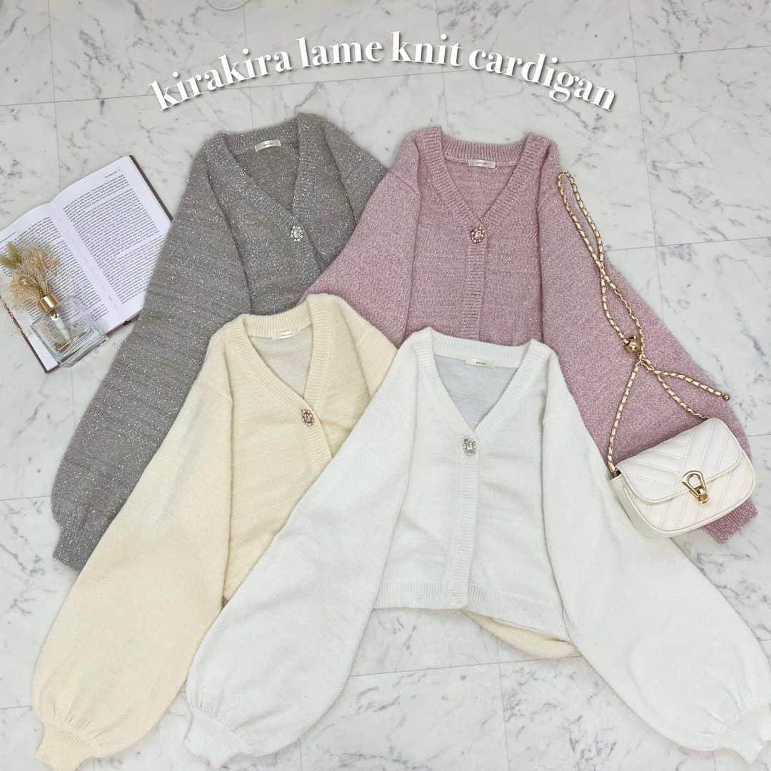 apres jour(アプレジュール) のインスタグラム：「【new arrival🎀】10/26(thu)21:00〜 ⁡ ◆大人気のビジューボタンつきカーディガンが新登場♡ ⁡ キラキラ光るビジューボタンが目を引く可愛らしいアイテムです！  お袖はたぽっとゆとりのあるお作りとなっており、自然と萌え袖になるシルエットで フェミニン要素の高いデザインに。  オフホワイト、ベージュはシルバービジューボタン。 ピンク、アイボリーはゴールドビジューボタン。  ビジューボタンからしたには、表見えしないスナップボタンが付いており、 ボトムにインするスタイルでもすっきり見えします。  首元は浅すぎず深すぎずのVネックデザインになっております。 タートルネックのインナーやトップスを合わせても 窮屈感なく着用いただけます◎  ⁡ ⁡ #キラキララメニットカーディガン 商品番号🔎984900 サイズ…F/XL ¥4,995(taxin) ⁡ ⁡ こちらの画像はインスタ用に加工しておりますので、カラーの雰囲気が実際の商品と異なる場合がございます。 商品ページにてカラーのご確認をお願い致します。 ⁡ #ZOZOでしか買えない #アプレジュール #アプレ部」