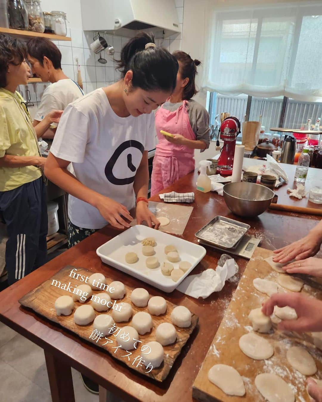 大野南香さんのインスタグラム写真 - (大野南香Instagram)「*mochi making 🇯🇵🇩🇰🇦🇷  Welcome to Japan, my mochi friends! We were so lucky to have you showing us your beautiful hand-made mochi even though it was your first time visiting Japan and you had to do with what we had.  I wanted to share my experience with hand-made mochi that I've encountered in Denmark and it was such a great time with sharing their knowledge with each other. Thank you everyone for being there ❤︎  デンマークで餅アイスを作っているアルゼンチン人のお友達が 日本に来る！ということで 日本の友達にも食べてもらいたいなって思って 餅アイスを作ってもらってみんなで味見した☺️ 初めての日本で、慣れない場所や材料でも とてもおいしい彼らならではの餅アイスを作ってくれて 餅にとても馴染み深い日本人にとっても 学ぶことがたくさんあった。  急遽の出来事だったけど 本当にみなさんありがとうごさいました☺️  Thank you! @mochitimecph @fumie_nakajima @みんな  #everydayhappy � ☺︎  #mochi」10月25日 18時48分 - minaka_official