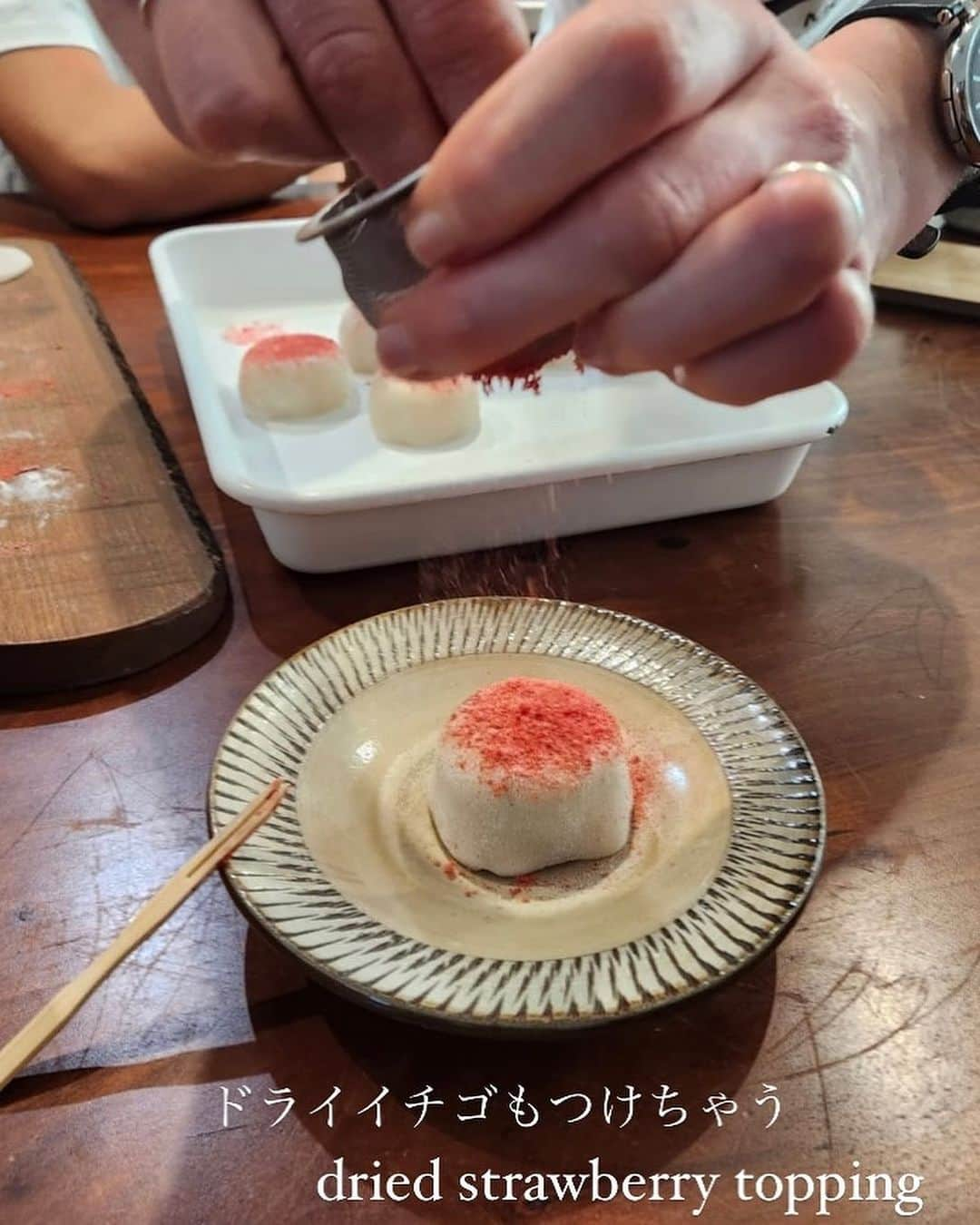 大野南香さんのインスタグラム写真 - (大野南香Instagram)「*mochi making 🇯🇵🇩🇰🇦🇷  Welcome to Japan, my mochi friends! We were so lucky to have you showing us your beautiful hand-made mochi even though it was your first time visiting Japan and you had to do with what we had.  I wanted to share my experience with hand-made mochi that I've encountered in Denmark and it was such a great time with sharing their knowledge with each other. Thank you everyone for being there ❤︎  デンマークで餅アイスを作っているアルゼンチン人のお友達が 日本に来る！ということで 日本の友達にも食べてもらいたいなって思って 餅アイスを作ってもらってみんなで味見した☺️ 初めての日本で、慣れない場所や材料でも とてもおいしい彼らならではの餅アイスを作ってくれて 餅にとても馴染み深い日本人にとっても 学ぶことがたくさんあった。  急遽の出来事だったけど 本当にみなさんありがとうごさいました☺️  Thank you! @mochitimecph @fumie_nakajima @みんな  #everydayhappy � ☺︎  #mochi」10月25日 18時48分 - minaka_official