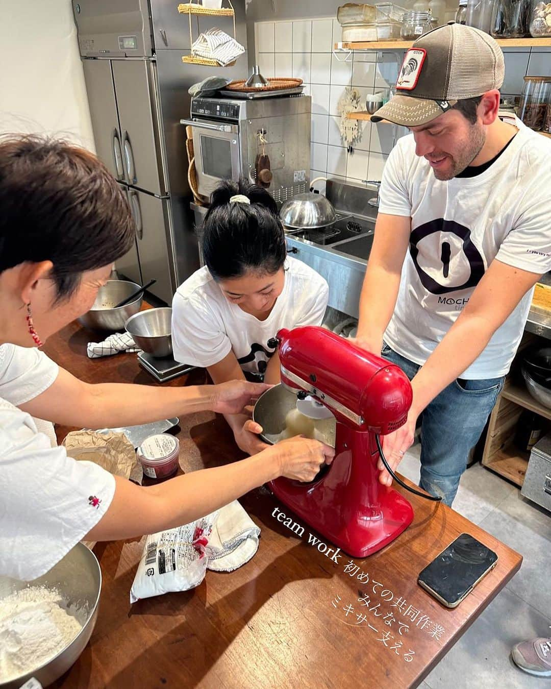 大野南香さんのインスタグラム写真 - (大野南香Instagram)「*mochi making 🇯🇵🇩🇰🇦🇷  Welcome to Japan, my mochi friends! We were so lucky to have you showing us your beautiful hand-made mochi even though it was your first time visiting Japan and you had to do with what we had.  I wanted to share my experience with hand-made mochi that I've encountered in Denmark and it was such a great time with sharing their knowledge with each other. Thank you everyone for being there ❤︎  デンマークで餅アイスを作っているアルゼンチン人のお友達が 日本に来る！ということで 日本の友達にも食べてもらいたいなって思って 餅アイスを作ってもらってみんなで味見した☺️ 初めての日本で、慣れない場所や材料でも とてもおいしい彼らならではの餅アイスを作ってくれて 餅にとても馴染み深い日本人にとっても 学ぶことがたくさんあった。  急遽の出来事だったけど 本当にみなさんありがとうごさいました☺️  Thank you! @mochitimecph @fumie_nakajima @みんな  #everydayhappy � ☺︎  #mochi」10月25日 18時48分 - minaka_official