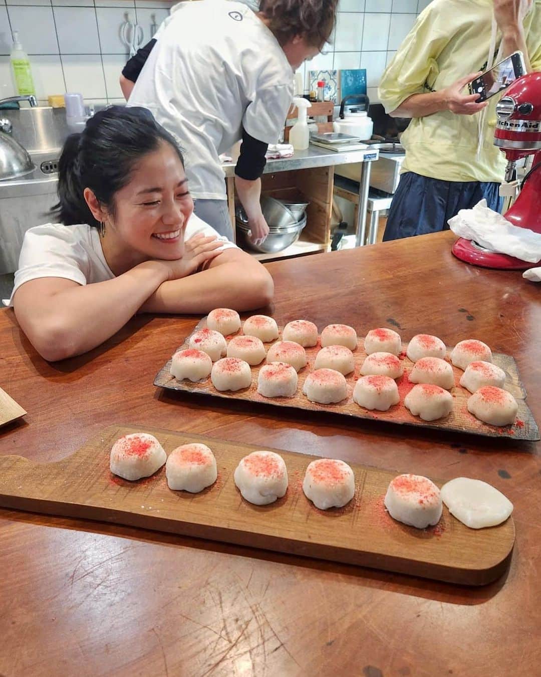 大野南香のインスタグラム：「*mochi making 🇯🇵🇩🇰🇦🇷  Welcome to Japan, my mochi friends! We were so lucky to have you showing us your beautiful hand-made mochi even though it was your first time visiting Japan and you had to do with what we had.  I wanted to share my experience with hand-made mochi that I've encountered in Denmark and it was such a great time with sharing their knowledge with each other. Thank you everyone for being there ❤︎  デンマークで餅アイスを作っているアルゼンチン人のお友達が 日本に来る！ということで 日本の友達にも食べてもらいたいなって思って 餅アイスを作ってもらってみんなで味見した☺️ 初めての日本で、慣れない場所や材料でも とてもおいしい彼らならではの餅アイスを作ってくれて 餅にとても馴染み深い日本人にとっても 学ぶことがたくさんあった。  急遽の出来事だったけど 本当にみなさんありがとうごさいました☺️  Thank you! @mochitimecph @fumie_nakajima @みんな  #everydayhappy � ☺︎  #mochi」