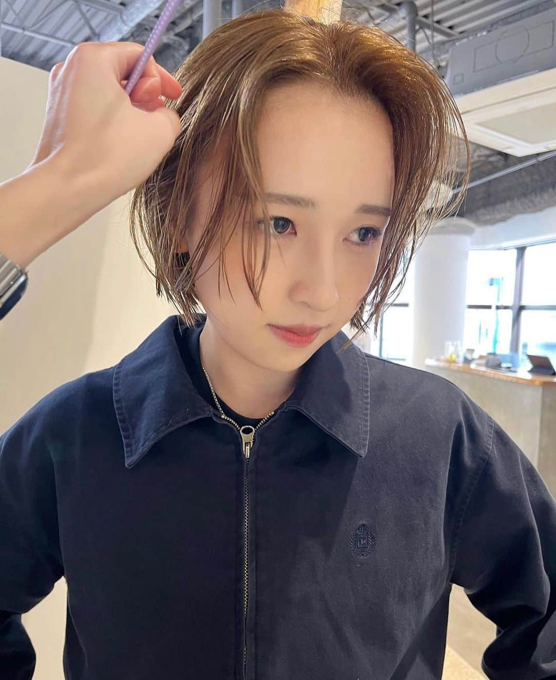 nanukのインスタグラム：「short？　bob？ . どちらにも見せれる長さを狙ってカット✂︎ . hair / @anraku_nanuk  . #ショート#ショートヘア#マッシュショート#ショートカット#マッシュ#ショート女子#マニッシュショート#ショートヘアー#ハンサムショート#ハンサムショート女子#ショートカット女子#ボブヘア#ボブヘアー#外ハネボブ#ボブアレンジ#ボブカット#前下がりボブ#切りっぱなしボブ#ワンレンボブ#簡単ヘアアレンジ#渋谷美容室」