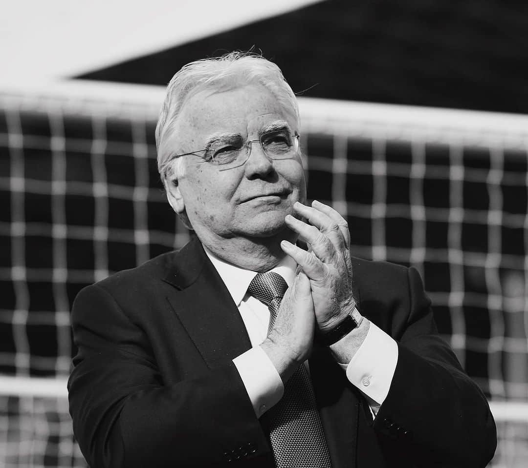 セオ・ウォルコットのインスタグラム：「I will never forget your passion for the club along with the warmth you gave to me and my family - RIP Bill 💙」