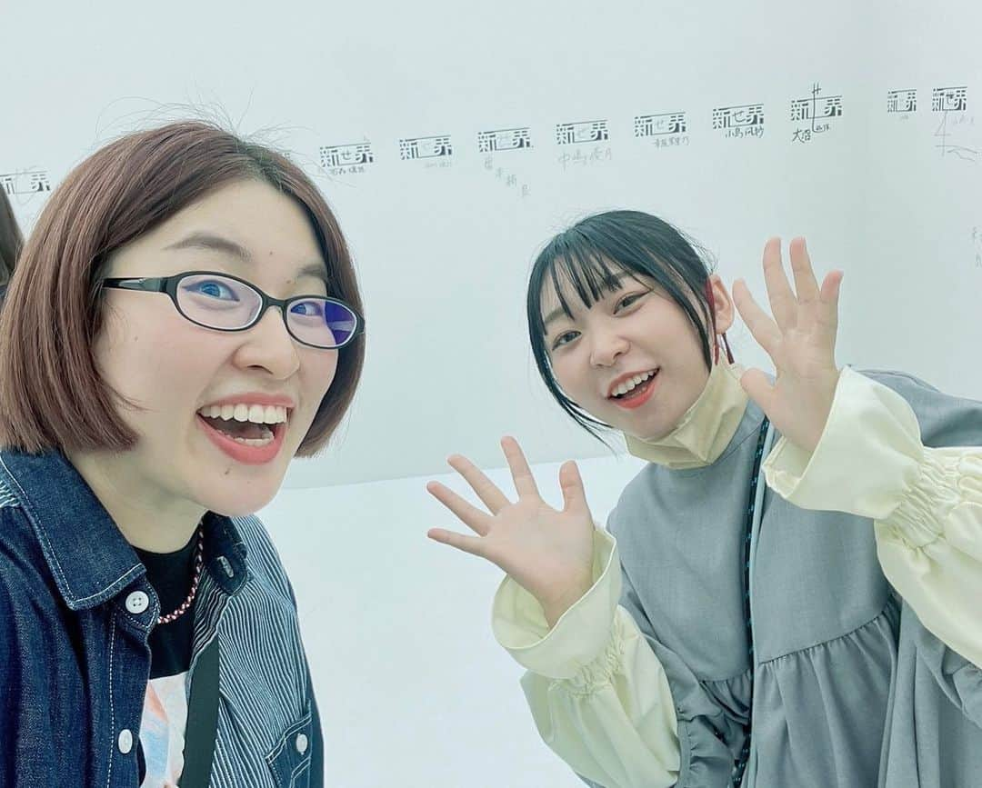 にゃんこスターさんのインスタグラム写真 - (にゃんこスターInstagram)「櫻坂46展「新せ界」行ってきました！  ネバーギブアップのおおのさんと！  櫻坂を見てるときってなんか「芸術」とか「アート」って感じがするぞ、、  と、なんとなく端々から感じていたものにはこんな裏があったのでした！をガッツリ見せてもらったような「展」でした！  伝えるためにはこんなにもしっかり堅実に計算されたアートが必要なんだと驚いたし勉強になりました！ 生かせる場所があるかは未来の私次第ですが！  「革命」とか「咲く」とか…  まず、そういう前向きで力強いコンセプトがあるのがすごく良くて、そこからじゃあそれをどうメンバーらしく表現するかってことを最大限かっこよくドーンッと形にしていて、全てが第一線の仕事すぎました。  例えば「流れ弾」のジャケット写真のイメージ画が「こう、大きな赤い塊があって……」みたいな抽象的な感じだったんだけど、出来上がりのジャケットを見てみると、赤くて大きな布がブワッと風になびくことによってその赤い塊になっていて……。  その真ん中にいるのが田村保乃ちゃんなんですが、確かに彼女は力強いダンスがすごくカッコよくて、そのなびきをまるでダンスの最中かのように見せてしまっているというか……。  そういうメンバーの個性とアートの融合を改めて目にして、感嘆って気持ちになりました！感嘆ってなかなかならない気持ちですよね！  シンプルに、すごく綺麗で、感動して、なにより楽しかったです！  奇跡的に人がいなくなってメンバーみたいな写り方で撮ることに成功した、、嬉しい、、、  #櫻坂46 #櫻坂46_新せ界  #にゃんこスター #アンゴラ村長」10月25日 18時50分 - nyanco_star_pu_pu_mu