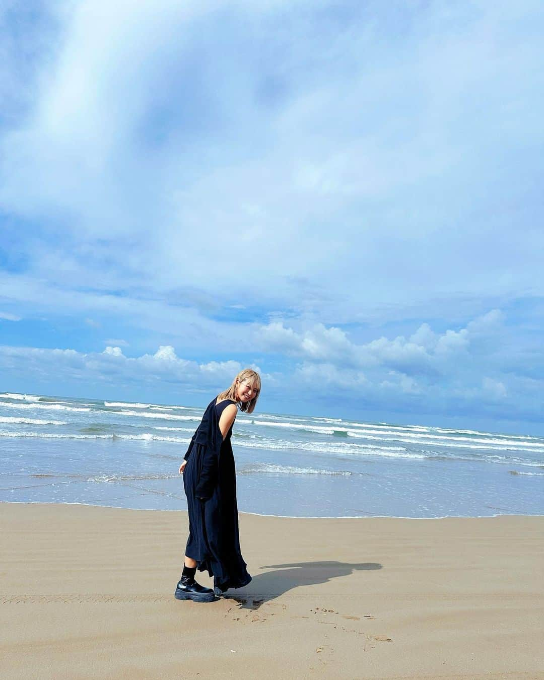 牧野広実のインスタグラム：「⑅◡̈*  　　　　 #千里浜海岸 ⛱️  砂浜をドライブできるなんて凄く素敵な経験だった〜♡♡  　　　　 　　　　 #surfing #surfgirl #サーフィン #サーフィン女子 #千里浜なぎさドライブウェイ #能登半島 #能登観光」