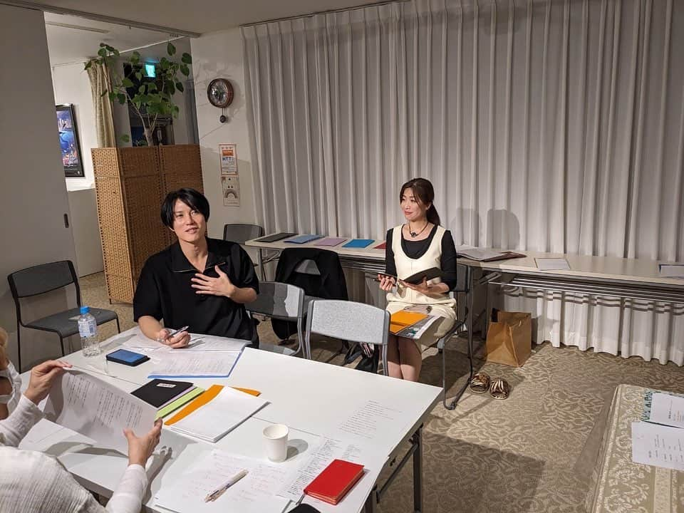 半井小絵のインスタグラム：「朗読公演『劇場の魔法』🧚‍♀️  ３日後に迫ってきました。 私は『光マジック』『僕がいいというまで待って』『プレゼントはあとで』『劇場の魔法』の4作品に出演します。  日により演目が違うんです♪ 稽古風景📷  ご予約はプロフィール欄のリンクからお願いします。」