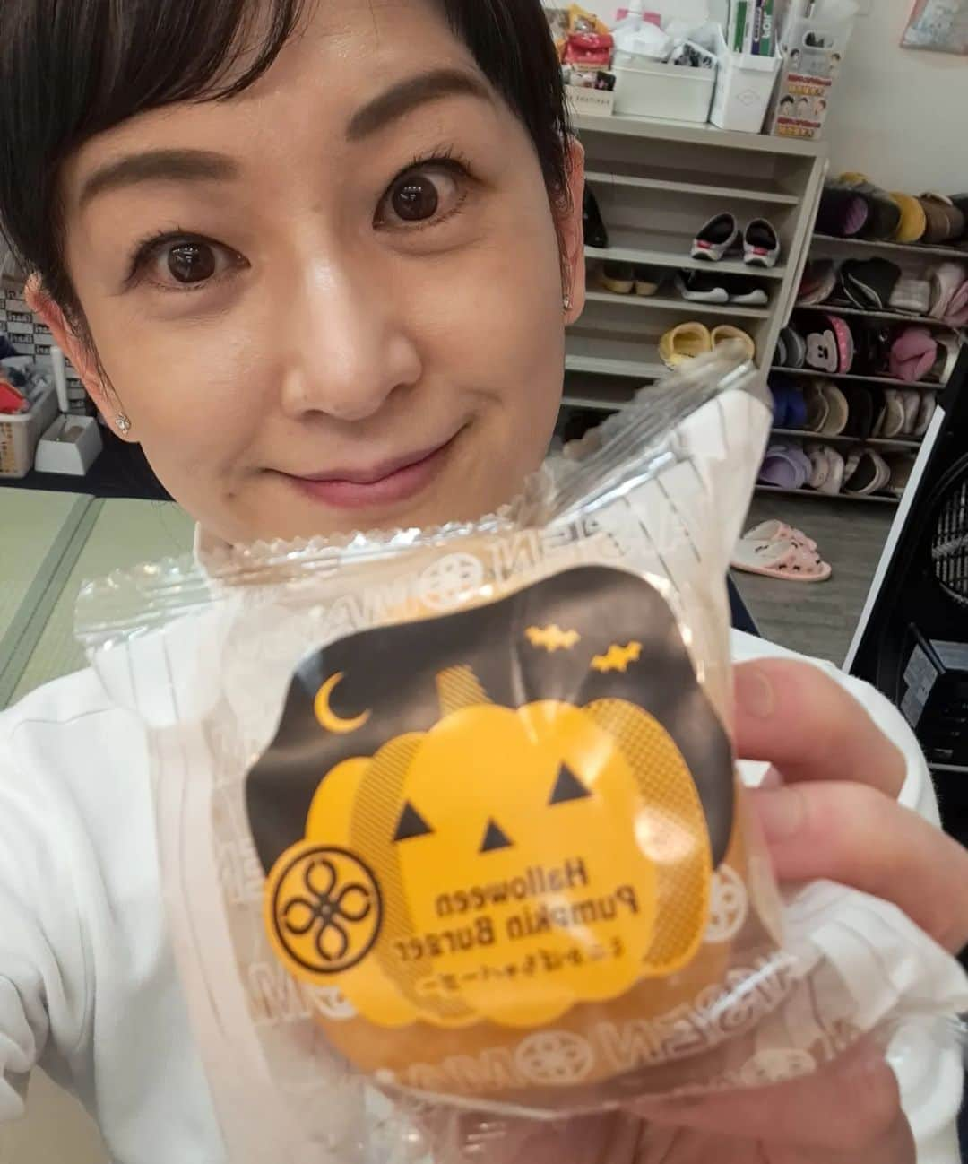 高橋靖子さんのインスタグラム写真 - (高橋靖子Instagram)「ハロウィーン🎃だ～ね～😁 #吉田ヒロ芸歴40周年記念公演  #差し入れ #なんばグランド花月 #吉本新喜劇 #よしもと新喜劇 #新喜劇 #大阪 #難波 #ハロウィーン #パンプキン🎃 #maisen  #マイセン #ミニかぼちゃバーガー」10月25日 18時55分 - oyasupororo