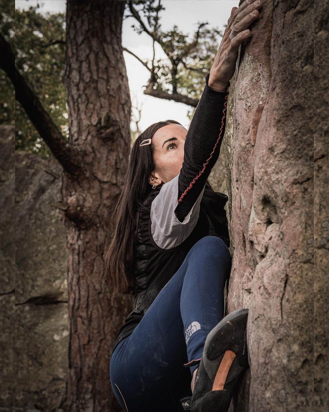 キャロライン・シノさんのインスタグラム写真 - (キャロライン・シノInstagram)「Fall is in the air🍁🎃 My least favorite season but still trying to be outside as much as possible and enjoy the last possible days of climbing for a « dry skin »🙈person! #dryfire  ✔️What is your trick for having a softer skin? Mine is cooking, sanding my skin and water just before climbing. And of course @crimpoilofficial oils before and after climbing👌 Last Sunday with the @girlsinbleau  📸 @baptistehenry_  @crimpoilofficial #recoverfaster @girlsinbleau @arkose.climbing #liveelevated @scarpaspa @frictionlabs @thenorthfacefr」10月25日 18時55分 - carosinno