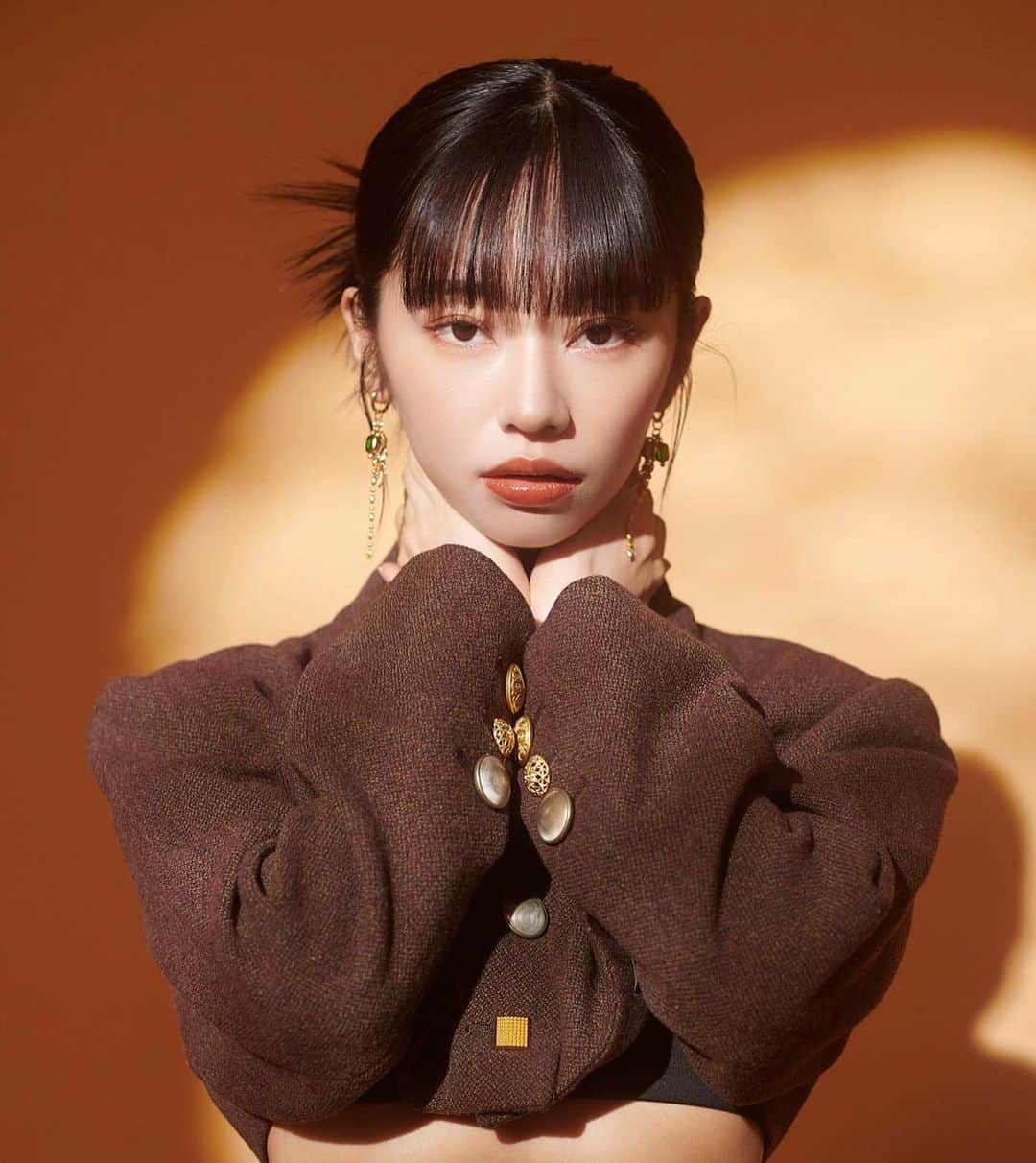 前田悠雅さんのインスタグラム写真 - (前田悠雅Instagram)「2024年卓上カレンダー発売記念イベント チケット予約が今週末10.29〜22:00です！ 皆さんご予約はお済みですか？ 特典盛り沢山ですし、もちろん一冊からでもご購入頂けますので是非チェックしてね☺︎  表紙のアザーカット🥂🌜🪐 カチモリヘアーもスタイリングもとってもお気に入りです。中のページも早く見て欲しいな〜💭」10月25日 18時57分 - ygm1019