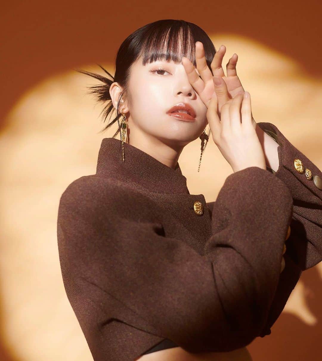 前田悠雅さんのインスタグラム写真 - (前田悠雅Instagram)「2024年卓上カレンダー発売記念イベント チケット予約が今週末10.29〜22:00です！ 皆さんご予約はお済みですか？ 特典盛り沢山ですし、もちろん一冊からでもご購入頂けますので是非チェックしてね☺︎  表紙のアザーカット🥂🌜🪐 カチモリヘアーもスタイリングもとってもお気に入りです。中のページも早く見て欲しいな〜💭」10月25日 18時57分 - ygm1019