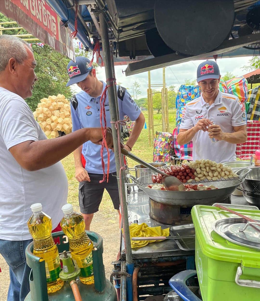 レプソル・ホンダさんのインスタグラム写真 - (レプソル・ホンダInstagram)「A cultural whirlwind as we get ready for the #ThaiGP 🇹🇭 Food, fun and friends - all in a day's work 🫶」10月25日 19時06分 - hrc_motogp