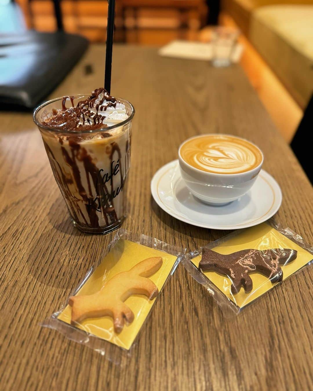 カオルコさんのインスタグラム写真 - (カオルコInstagram)「☕️😋  朝カフェからスタート。 ここは土日は並んでいることもあり！ 朝はがらんとしててよく行くカフェのひとつ。 この辺りは韓国の方が多いなぁ。 韓国のキツネカフェもよいとか。行きたい。 昼間また通ったら満席だった。和の融合感がいいね。  #outfit sunglasses #bottegaveneta  bag shoes #chanel knit #erdem  pants #blamink  #morning #cafe #tokyo #lifestyle #fashion #アラフォーファッション  #きれいめカジュアル #朝活 #カフェ巡り」10月25日 18時59分 - ka_ruk_