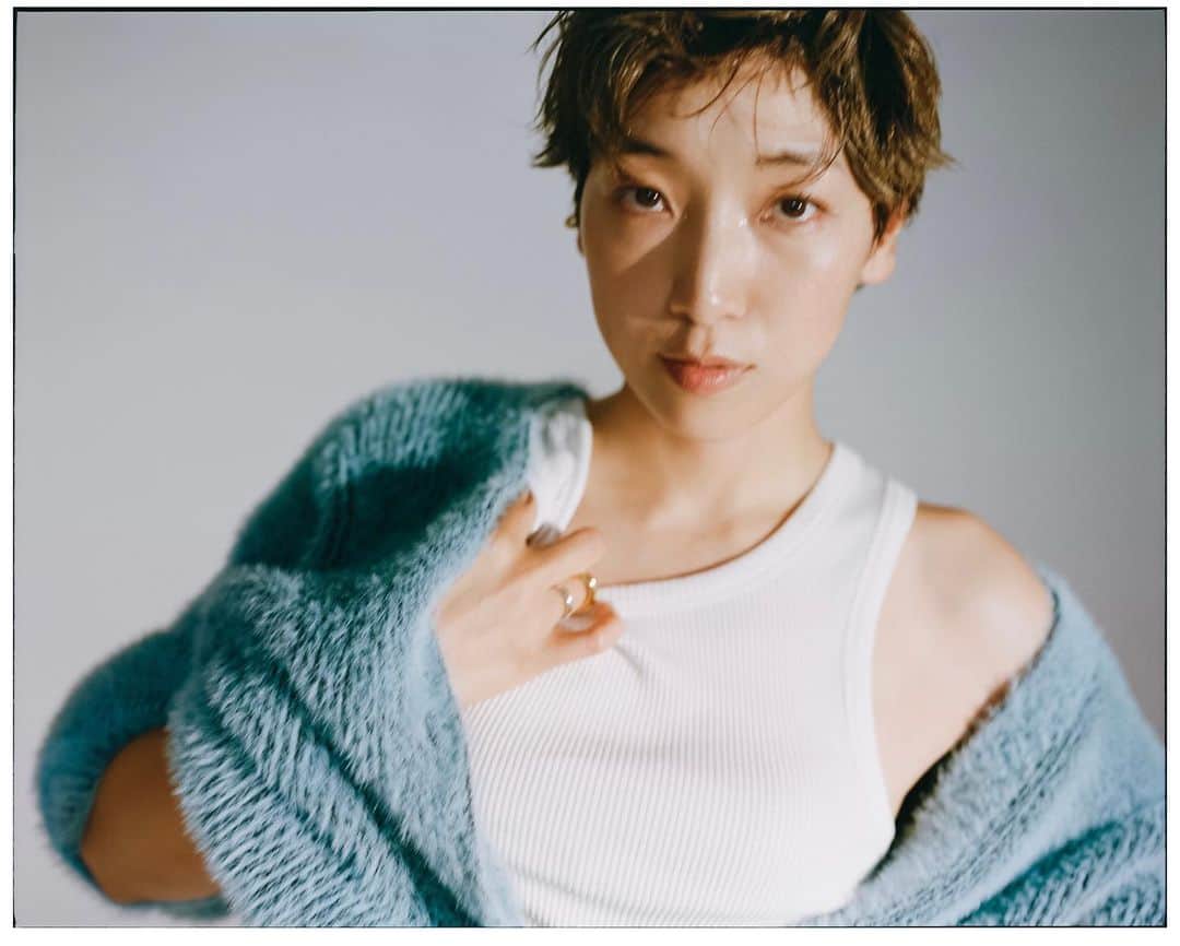 Kisshomaru S.のインスタグラム：「Sakura Ando @sakuraando for @qui_tokyo   Styling Megumi Yoshida @megumiyoshida_  Hair and Make up Kanako Hoshino @hoshino_kanako  Art Director Kazuaki Hayashi @kazu_stuni Text&Edit Yusuke Takayama @y__takayama」