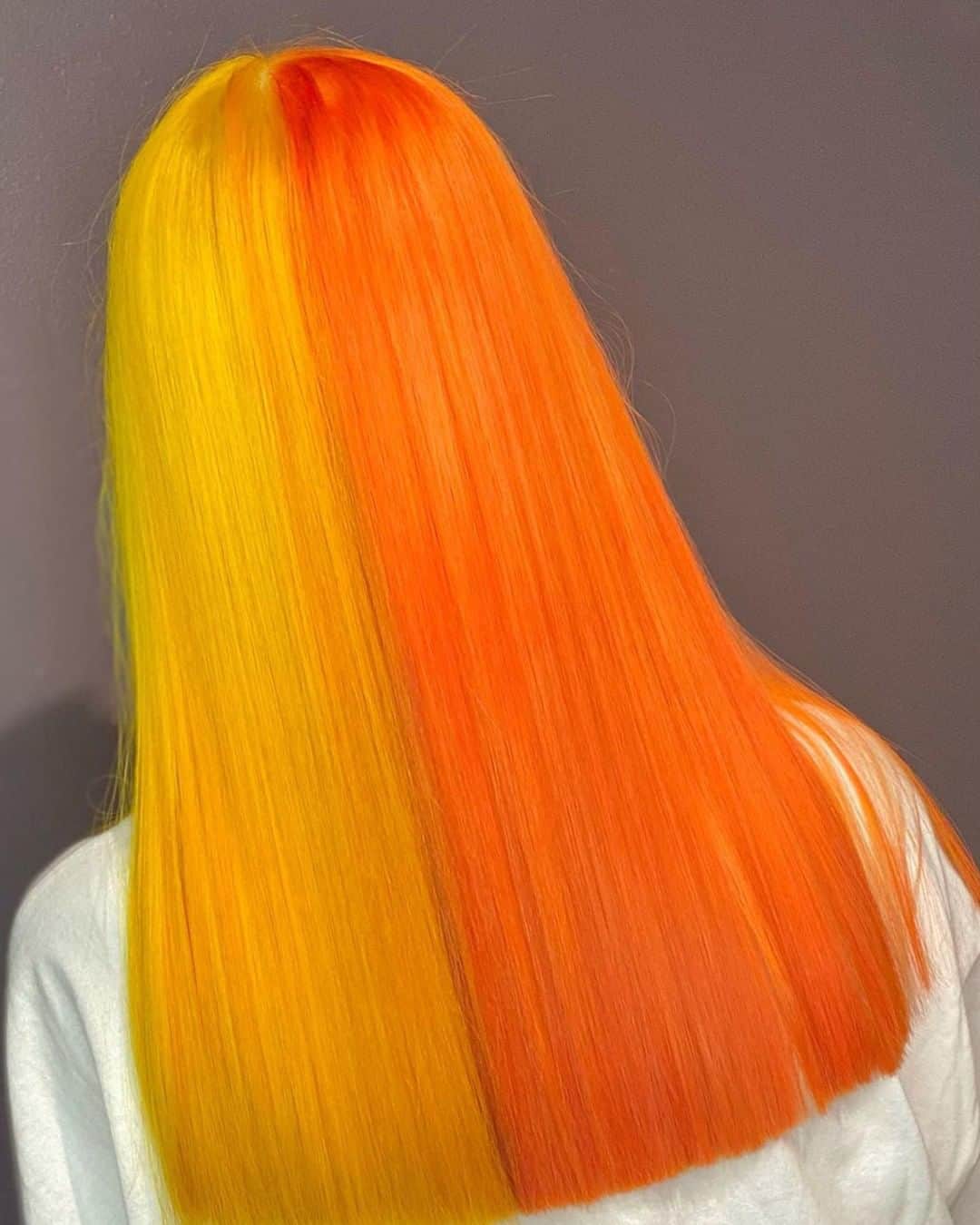 Schwarzkopf Professional Japanさんのインスタグラム写真 - (Schwarzkopf Professional JapanInstagram)「🎃HALLOWEEN HAIR & MAKE🦇  ハロウィンといえばオレンジ。 遊び心のあるツートンカラーの提案は、他の色の組み合わせでも使えるデザインテクニック。  #ハロウィン #ハロウィンヘア #ハロウィンメイク #ハロウィンヘアメイク #シュワルツコフ #シュワルツコフプロフェッショナル #FIBREPLEX #ボンドカラー #ファイバープレックス #ファイバープレックスカラー #ファイバープレックスブリーチ #ブリーチカラー #ブリーチ #ケアブリーチ #ヘアカラー #ハイトーンカラー#ブリーチオンカラー #ブリーチデザイン #ブリーチカラー」10月25日 18時59分 - schwarzkopfjapan