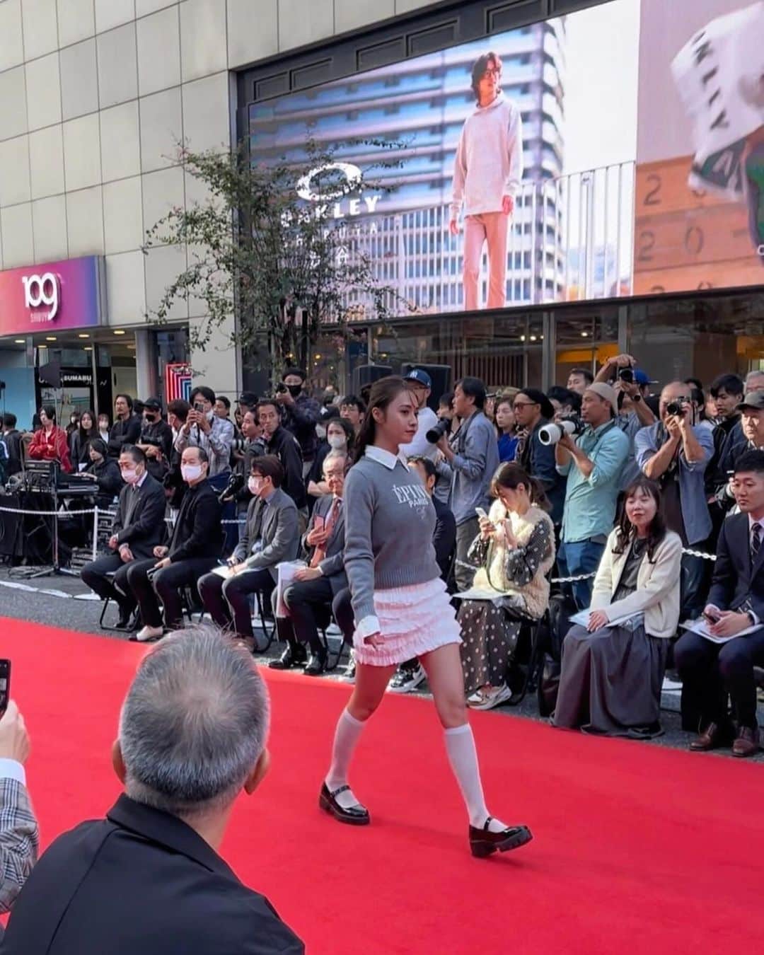 舞石まことさんのインスタグラム写真 - (舞石まことInstagram)「Lemon8の特別招待により、渋谷ファッションウイーク『SHIBUYA RUNWAY』にモデルとして出演させていただきました🫶🏻🍋  こんな貴重な機会を頂けて本当に嬉しかった！ 出演できたのも普段観てくれている方だったり、応援してくれているファンの方のおかげです！ 本当にいつもありがとう🙇🏻‍♀️✨ そして見にきてくれてた子もいて、すっごく心強かったの！ ありがとね💕💕🥲  最近は色々なことに挑戦できて、毎日が充実してて楽しくて幸せです！  メイクは全て、 @rmkofficial のホリデーコレクションでしてもらったよ！ コスメ好きの私としては、次何使うんだろう？ってワクワクしながらメイクしてもらってた笑  衣装も全身 @epineofficial 🤍 好きなブランドだったから、エピヌを着て歩けてテンション上がった！🥹  今年もまだまだ、突っ走らないとなー！！  📷 / @ryo_photo20 @miso_photoikeda   #lemon8からの招待  #ShibuyaFashionWeek #SFW2023aw #SHIBUYARUNWAY #渋谷ファッションウィーク」10月25日 19時00分 - makotomaishi