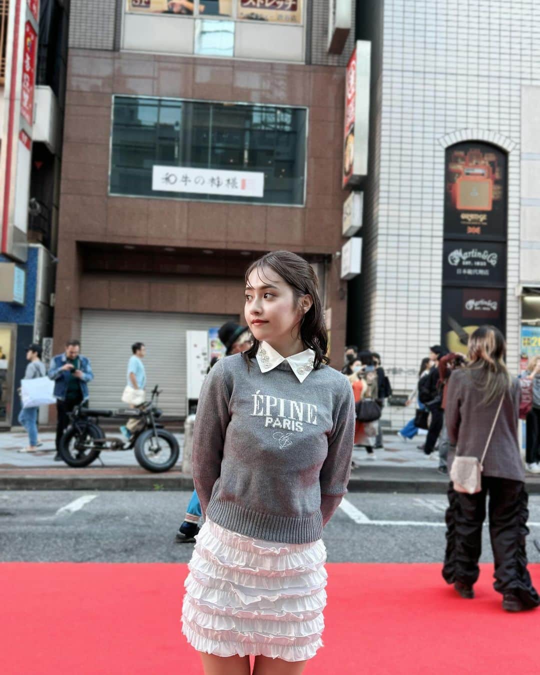 舞石まことのインスタグラム：「Lemon8の特別招待により、渋谷ファッションウイーク『SHIBUYA RUNWAY』にモデルとして出演させていただきました🫶🏻🍋  こんな貴重な機会を頂けて本当に嬉しかった！ 出演できたのも普段観てくれている方だったり、応援してくれているファンの方のおかげです！ 本当にいつもありがとう🙇🏻‍♀️✨ そして見にきてくれてた子もいて、すっごく心強かったの！ ありがとね💕💕🥲  最近は色々なことに挑戦できて、毎日が充実してて楽しくて幸せです！  メイクは全て、 @rmkofficial のホリデーコレクションでしてもらったよ！ コスメ好きの私としては、次何使うんだろう？ってワクワクしながらメイクしてもらってた笑  衣装も全身 @epineofficial 🤍 好きなブランドだったから、エピヌを着て歩けてテンション上がった！🥹  今年もまだまだ、突っ走らないとなー！！  📷 / @ryo_photo20 @miso_photoikeda   #lemon8からの招待  #ShibuyaFashionWeek #SFW2023aw #SHIBUYARUNWAY #渋谷ファッションウィーク」