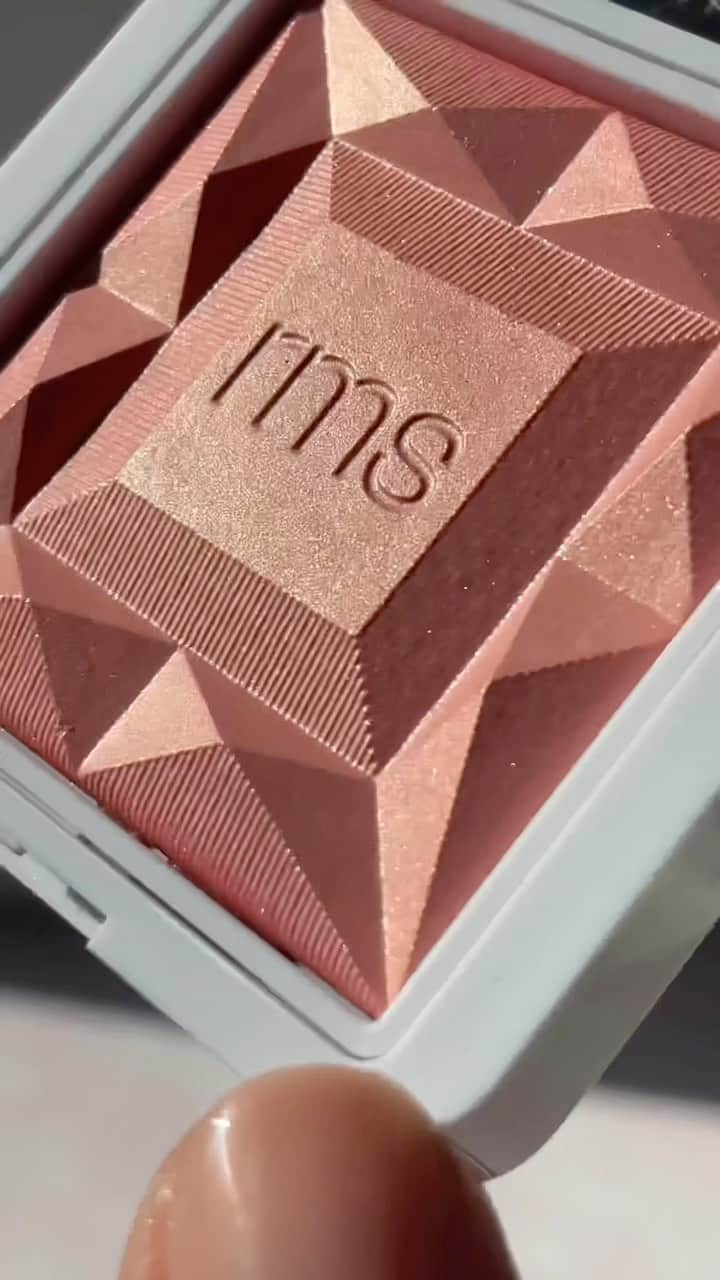 rms beautyのインスタグラム：「. ハイドラパウダーブラッシュ 新色 明日12時予約受付スタート✨  ■ハイドラパウダーブラッシュ ¥4,400 (税込)  🤎クリスタルスリッパー ヘルシーな小麦色  🍑ボヘミアンガール 70年代風レトロなピーチ  🍇キールロワイヤル モーヴ色のサプライズ  期間中に公式オンラインストアで ハイドラパウダーブラッシュ新色を ご予約で800ポイントGET＆送料無料✨  ⏰公式オンラインストア予約受付 10.26（木）12:00 ～11.7（火）14:00  🛍発売 11.9（木）  🛒取り扱い店舗 公式オンラインストア・Make↗Kitchen・ Cosme Kitchen  お得なチャンスをお見逃しなく！  #rms #rmsbeauty #rmsbeautyjapan #アールエムエス #ハイドラパウダーブラッシュ #チーク #新作コスメ #ナチュラルコスメ #クリーンビューティー #cosmekitchen #コスメキッチン #makeupkitchen #メイクアップキッチン」