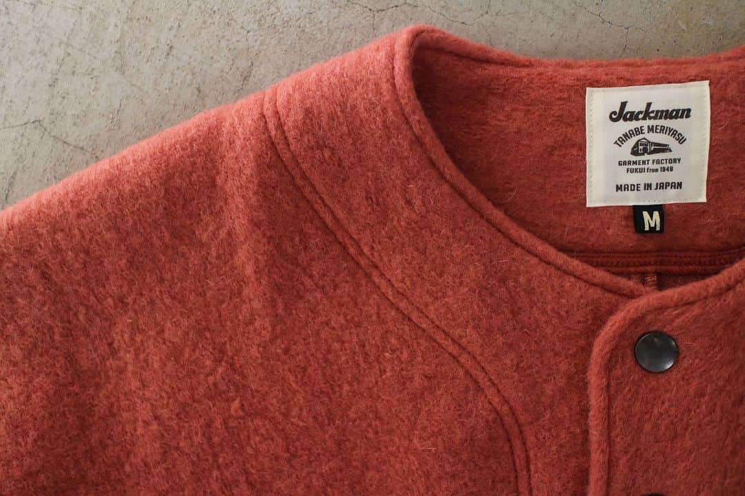 のインスタグラム：「▽ FW23 WOOL WATCH SHIRT JM8375 Wool70% Polyester30% ￥22,000 Color:26  スコットランドのシェットランドウールは 海藻などを飼料に混ぜ与え育てることで 厳しい寒さや湿度から身を守るための 太くて柔らかい毛質になります  そのウールを 無理な撚糸をおこなわず かさ高に編み上げ 温かい空気を 繊維の中にとどまらせる工夫を施した ウォッチシャツです  このウォッチシャツは Baseballのダグアウト内で 戦況を見つめながら出番を待つ選手や 出番を終えた選手が着用している オーバーシャツをイメージしました  昨年のプルオーバー型から フロントオープン型に変更しましたので 着脱もしやすく インナーを工夫することで 早い時期から着用できます  Scottish Shetland wool, produced by sheep fed a diet mixed with seaweed, features a soft, thick texture that guards against harsh cold and humidity. This Watch Shirt features wool twisted loosely into yarn, then knitted into a bulky fabric that keeps warm air trapped in its fibers. It is based on the overshirts worn by baseball players as they waited in the dugout observing the action or after they were substituted. We have switched from last year’s pullover style to a front-opening style, making it easier to put on and take off, and it can be worn earlier on with a bit of layering.」
