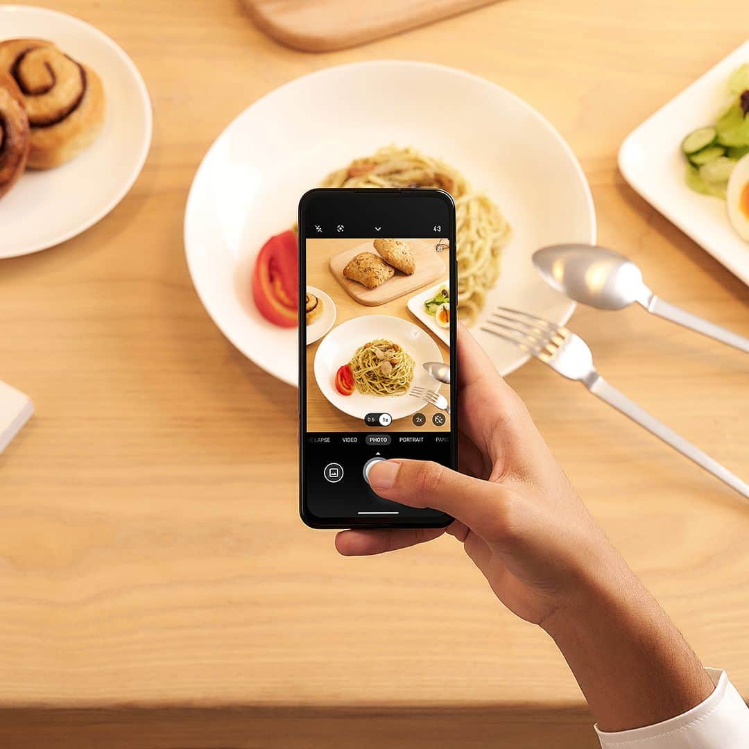 ASUSのインスタグラム：「Satisfy your inner foodstagrammer cravings and capture every delicious detail with Zenfone 10's pro-level camera! #ASUS #Zenfone10 #MIGHTYONHAND」