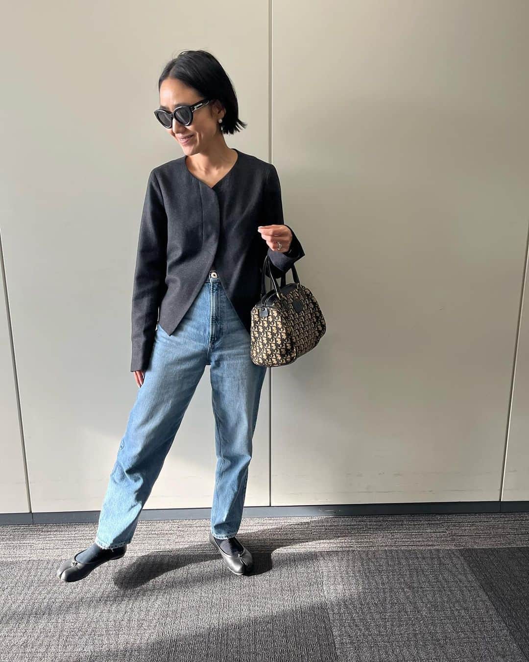 のインスタグラム：「today's... #ootd  #akcloset   @agnesb_officiel の店頭イベントで一目惚れして 買って帰ってきたセットアップ。 一枚で着たら絶対可愛い😍と思っていたから、さっそく。 お腹がチラ見え🤭 そして、たくさん褒められて幸せだった♡ 五本指ソックスもチラ見せ😂」