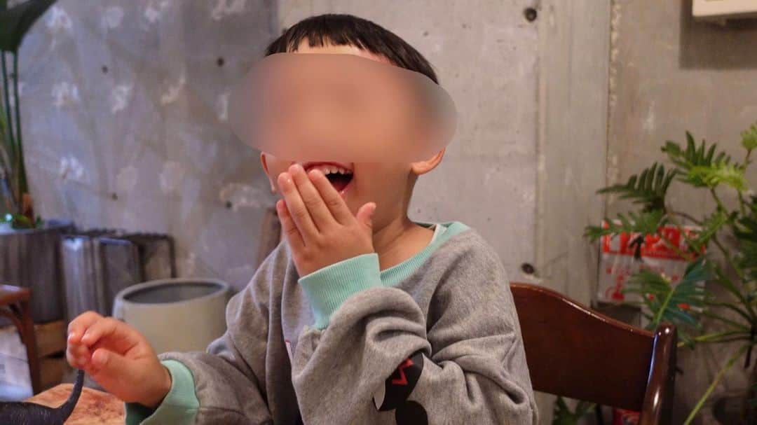 のインスタグラム：「弾けるような笑顔。 小さなお手手でお上品に笑ってるの可愛すぎる。 親バカです👦🏻」