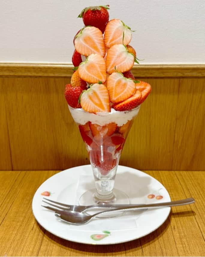 レッツエンジョイ東京さんのインスタグラム写真 - (レッツエンジョイ東京Instagram)「“ほぼイチゴ”の贅沢パフェがスゴすぎる！🍓😲  フルーツパーラー「果実園リーベル 目黒店」は、厳選したフルーツを贅沢に使用したスイーツが人気のお店。  大定番の「いちごパフェ」は、これでもか！というほどイチゴがふんだんに使われていて、まるで“イチゴタワー”！  酸味のあるイチゴの果実を主役に、さっぱり軽い口当たりの生クリーム、そして甘いアイスクリームにイチゴソースという組み合わせ。シンプルでありながら、その構成と味わいのバランスが絶妙です。  目黒店はもちろん、丸の内や渋谷、池袋などにも店舗があるのでぜひ味わってみて✨  🔸果実園リーベル 目黒店 @kajitsuen_meguro 📍東京都目黒区目黒1-3-16 プレジデント目黒ハイツ2F 🚉目黒  #レッツエンジョイ東京 #おでかけ #おでかけスポット #東京 #目黒 #果実園 #果実園リーベル #果実園リーベル目黒店 #フルーツ #パフェ #パフェ巡り #パフェ活 #パフェ部 #パフェ好き #パフェスタグラム #いちご #イチゴ  #ストロベリー #いちごパフェ #イチゴパフェ #いちごスイーツ #いちご好き #いちご大好き #フルーツ好き #フルーツ大好き #フルーツパーラー #フルーツパフェ #目黒カフェ #目黒ランチ」10月25日 19時01分 - lets_enjoytokyo