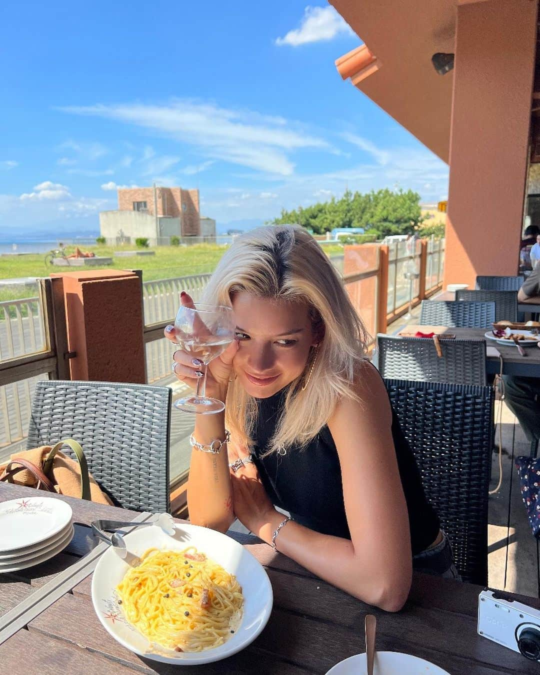 Satomi Biancaのインスタグラム：「🥗🦀🍝 　 大好きなiL CHIANTI BEACHE ♥️ 　　 　　 藤沢産の食材や料理を提供する「藤沢産利用推進店」なんだよー！ 　 美味しくてロケーションも良いからデートにも良さそう🐻 　 私はカリブサラダが1番好き🦀🥗 　 　　 今 @fujisawakyun でフォトキャンペーンやってるみたいなので見てみてね👀  　　 　 #pr #藤沢市 #藤沢キュンあつめ #iLCHIANTIBEACHE #イルキャンティビーチェ #ふじさわキュンライフ2023」