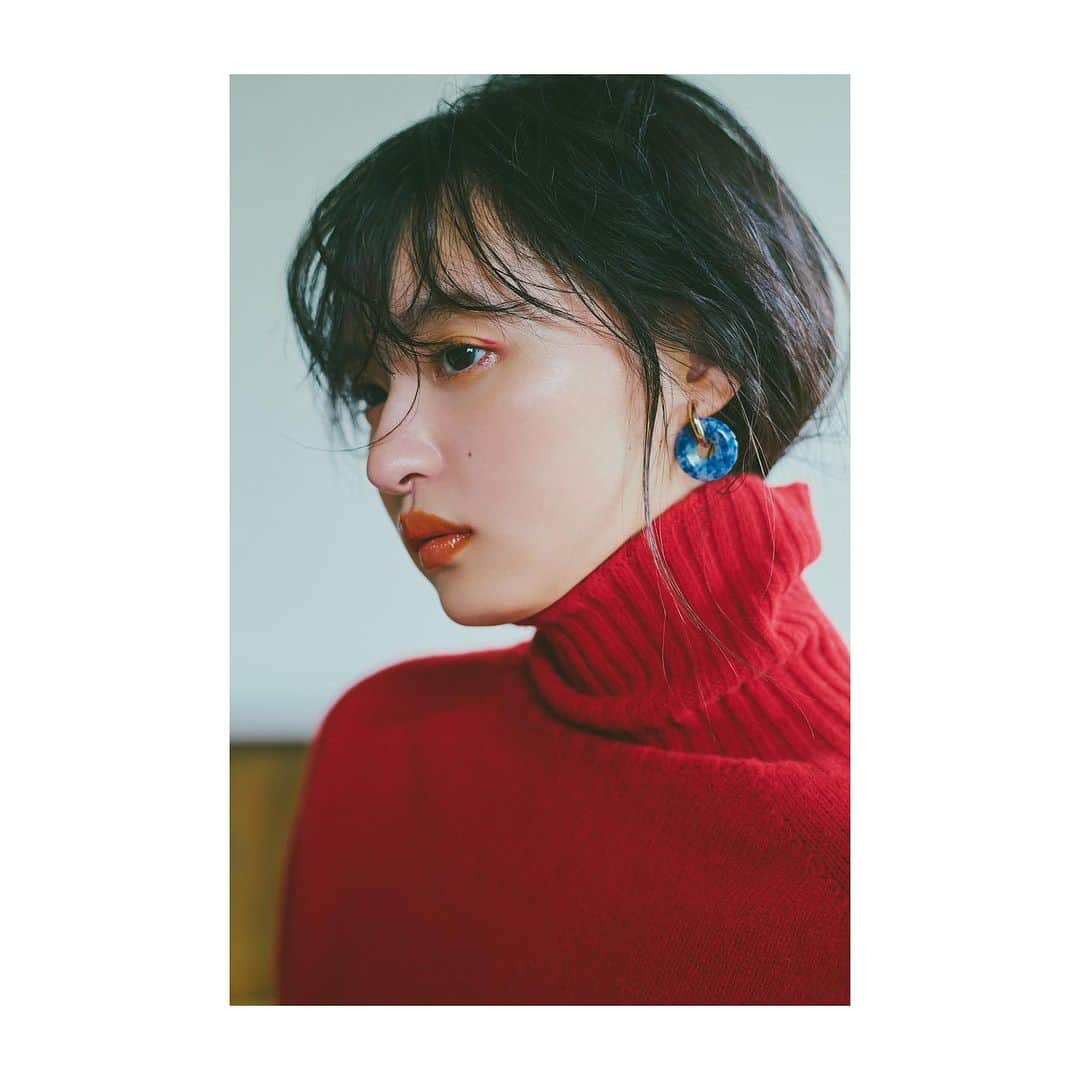 木部明美のインスタグラム：「・ ⁡ my work☺︎ ⁡ non-no 12月号 @nonno_magazine  遠藤さくらさん ヘアメイクしてます♡ ⁡ ONE POINT RED きゅんとする赤がきいたコーデ❣️ ⁡ ぜひ！ 見てみてください🥰 ⁡ #hairmake#make#hair#きべヘアー#きべメイク🍡」
