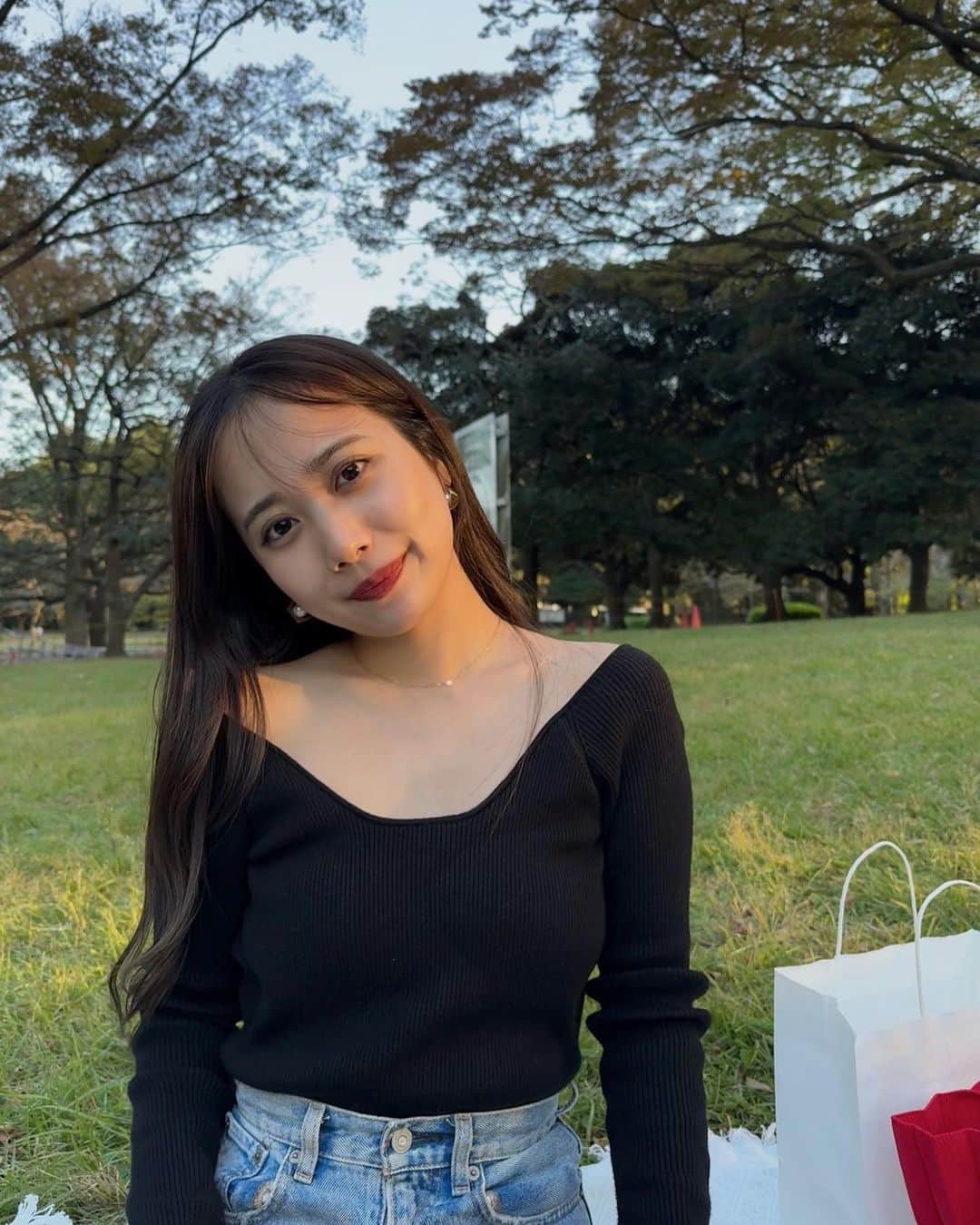 塚本いづみのインスタグラム：「. 🧺🌳🖤」