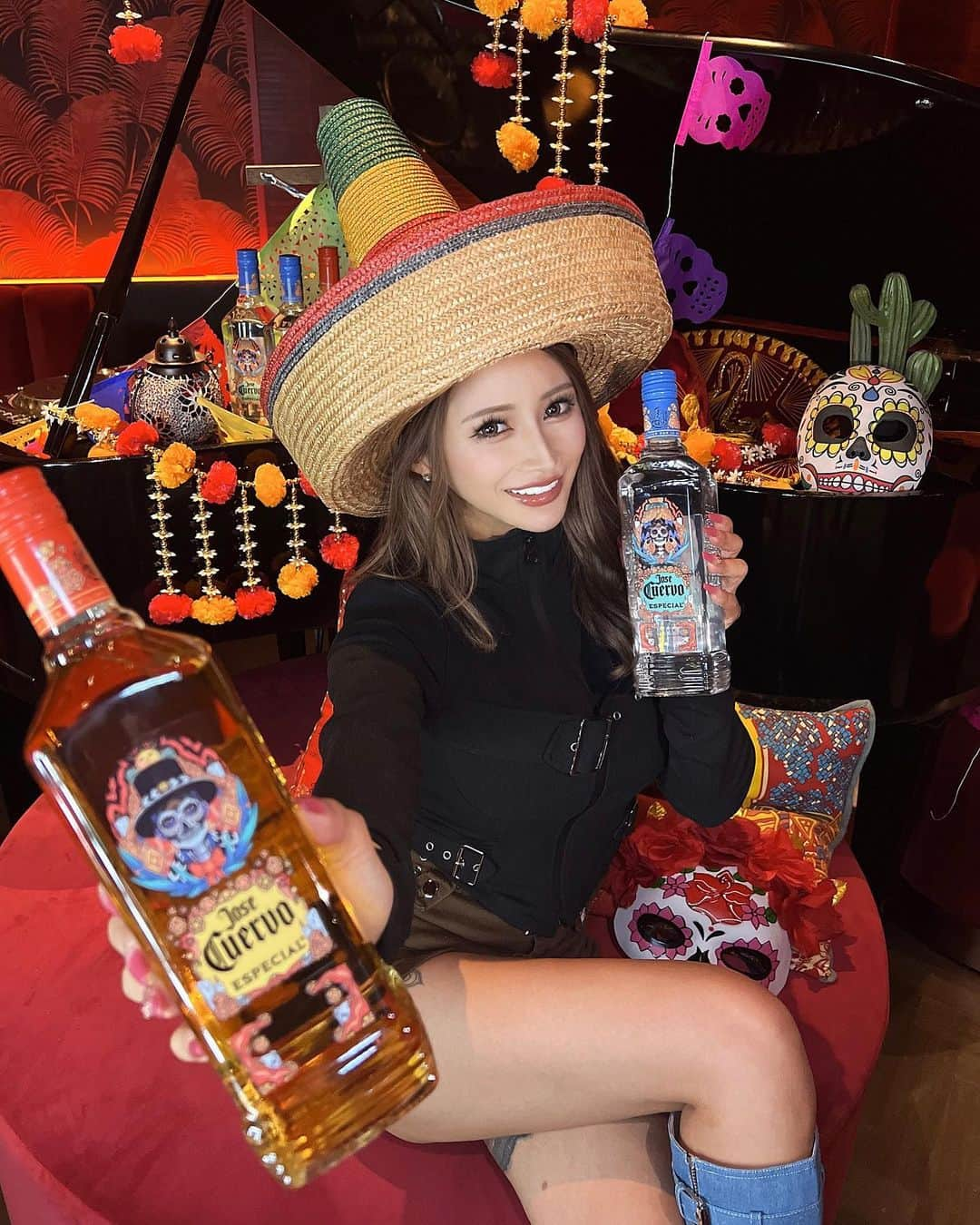 Chikoのインスタグラム：「💀🎃JOSE CUERVO   DOTD launch party🥃☠️ @josecuervojp  . cuervo✖️Day of the Dead仕様の イベントに参加してきました🩶 . メキシカンな感じの装飾に 映えなフォトスポットが盛り沢山🌵🤠 . DOTDメイクが出来るメイクブースも😍 . マリアッチが演奏してくれて 本場に居る気分になれるし🪇🎺 ショットもカクテルも飲み放題😋 . お友達とみんなでワイワイした🤣🪇 また行きたいし飲みたい😍🩶 . . #PR #クエルボ #dayofthedead #死者の日 #dotd #cuervo #テキーラ #tequila #tequilaparty」