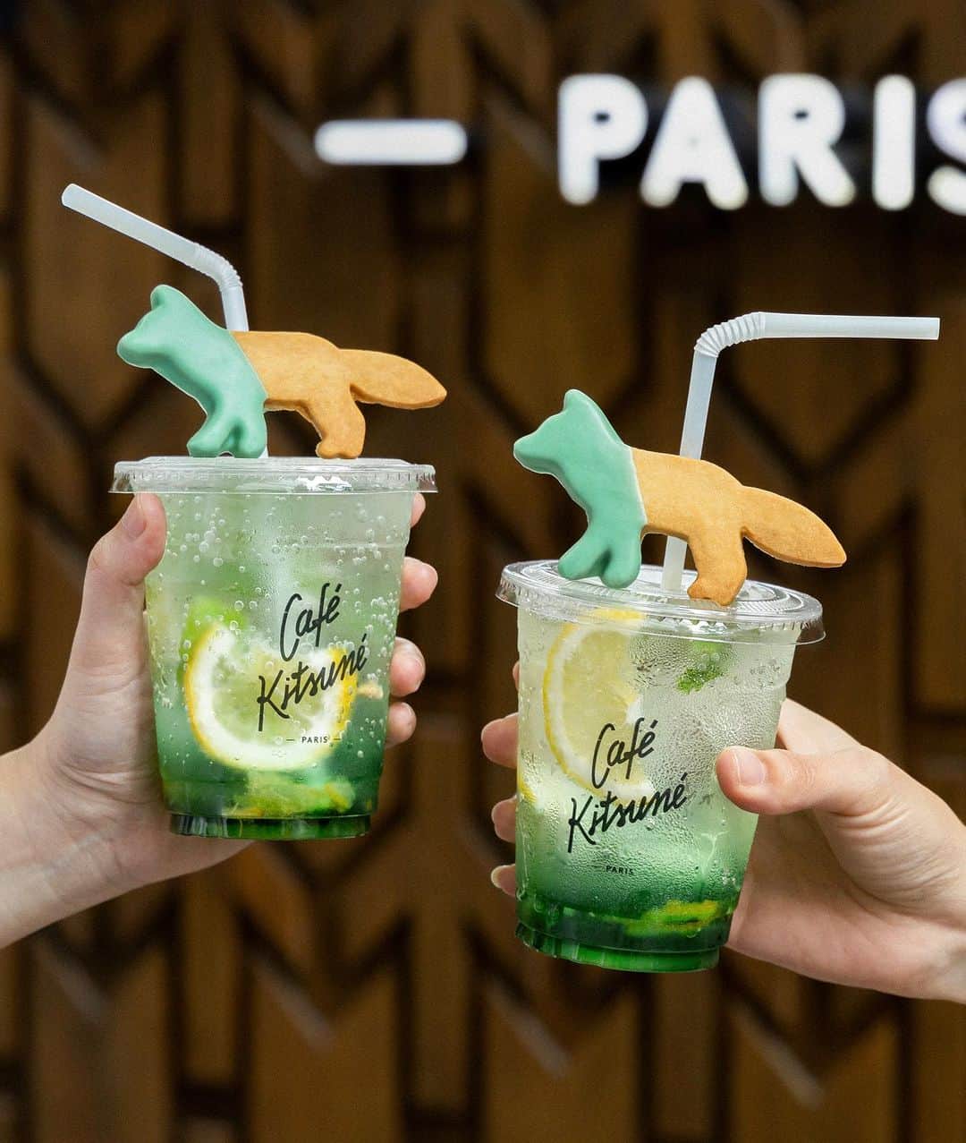 のインスタグラム：「Indulge in a refreshing Mint Delight in Café Kitsuné Thaïland ! 🌿 Our new specialties features a delectable mint-infused shortbread and a refreshing minty drink 💚 - 👉 Café Kitsuné Em Quartier The EmQuartier, G Floor 10110 Bangkok Monday-Sunday: 10am-9pm - 👉Café Kitsuné Velaa 87 (C121) Langsuan Road, Lumphini, Pathumwan 10330 Bangkok Monday-Sunday: 9am-9pm」