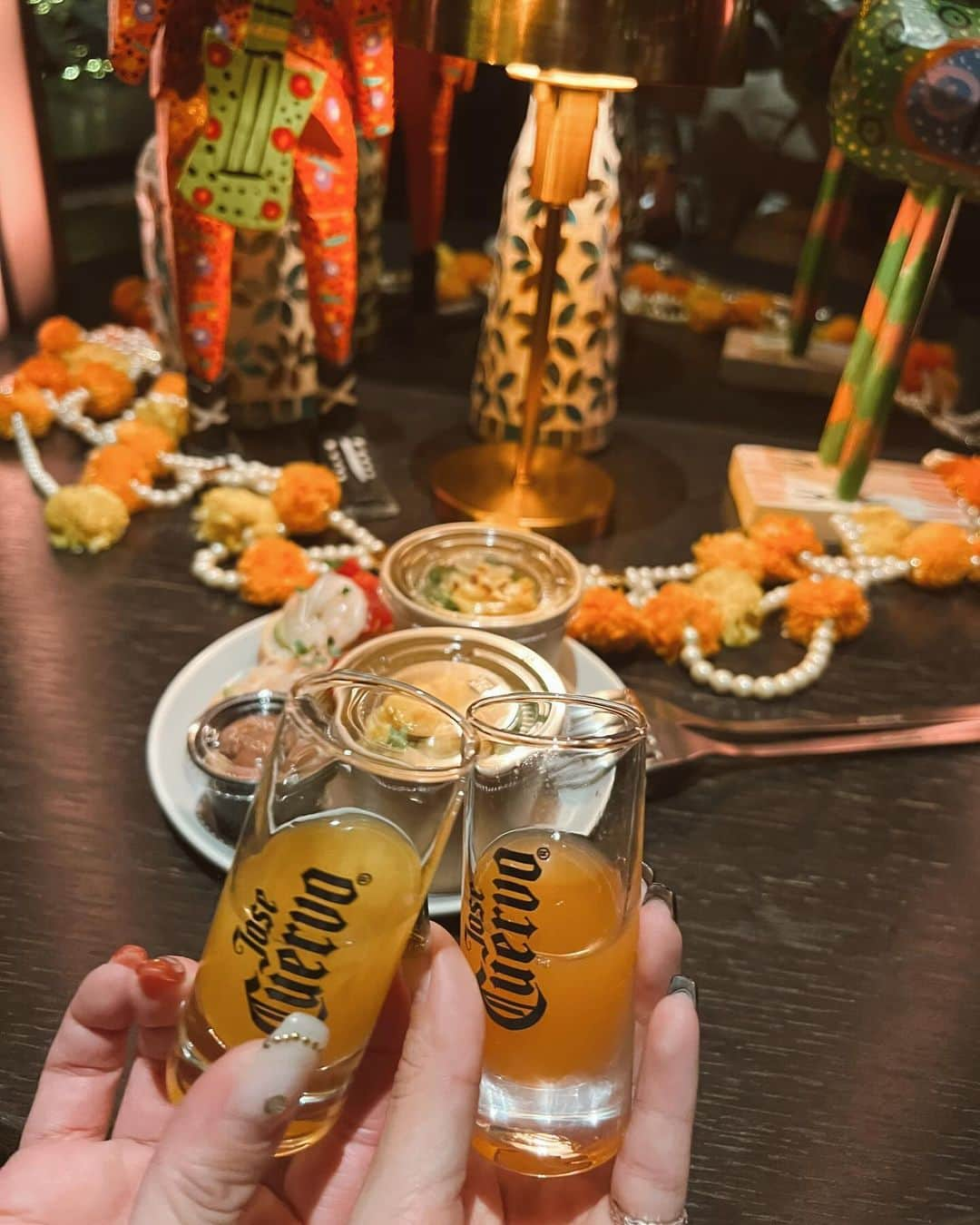 HARUYOさんのインスタグラム写真 - (HARUYOInstagram)「.  JOSE CUERVO DOTD2023の ローンチパーティーに参加したときの🥃🎶 柚子マルガリータがおいしかった♡  死者の日をイメージしたボトルも可愛すぎて💀🌼  @josecuervojp  #PR#クエルボ#dayofthedead#死者の日#dotd  #海外ファッション#海外コーデ#韓国ファッション#韓国コーデ#韓国ヘアー#ピンアレンジ#パーティー#パーティーコーデ#パーティーヘア」10月25日 19時02分 - h_trip