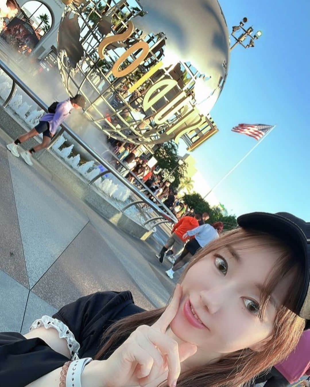 松本都のインスタグラム：「みやここ全米デビュー！！！  ずっとずっと試合したかったアメリカ🇺🇸！！ ⁡ 全米がみやここを待ち望んでくれていたのを肌で感じたゆ✨✨ ⁡ 真樹道場道着で入場 ⁡ 大会スタートに入場曲「カルトピア」歌いながら入った時から大歓声！！！ ⁡ Y字バランス「ヤー」やっただけで爆沸き😢 ⁡ 嬉しくて泣いた😢！！！ ⁡ アメリカのオーディエンスはずっとチャット(コール)や大歓声、スタンディングオベーションなど感情表現が激しすぎて、非日常感が凄くてずっとドキドキしていた！！！ ⁡ バトル最後の1人まで残ったのに オーバーザトップで落とされてしまった😢 ⁡ 海外の女子レスラー全員初遭遇 ひとりだけ日本人 わけわからなすぎたけど、知らない個性的な凄いレスラー沢山で刺激的すぎた！！！ ⁡ 今度はじっくりシングルかタッグで帰ってきたい❤️ ⁡ 売店は1番最後までお客様長蛇の列でした😢 英語が拙くてもっと話したいのにはがゆかった！ 英語鍛錬がんばる (大会の写真が全然ない) ⁡ ユニバハリウッドとカリフォルニアディズニーにも行き オフも満喫しすぎました！！！ ⁡ (ユニバは世羅と、ディズニーは世羅本間ちゃん梅咲ちゃんあーみんと行った) ⁡ ディズニーのスターウォーズ、ユニバのマリオがとにかくクオリティー凄すぎて感動☺️✨ ⁡ 食べ物は全部10人前位のビッグサイズで美味しいものばかりだた〜 16年前に来た時より美味しいものばかりになっていた 長くいたら確実にふとる ⁡ 行く前は日本ホームシックで泣いてたけど 帰りは日本帰りたくなくて泣いた😢 ⁡ キツネプロレス旗揚げ本当におめでとうございます プロモーターのエリック、みやここをアメリカに連れてきてくれて本当にありがとう！！！！ ⁡ キラキラのアメリカ初試合 もっと海外で試合したいです！ すぐにまたアメリカ来たいよ オファー下さい！！！！！！ ⁡ #losangeles #california #disney #disneyland #universalstudios #universalstudioshollywood #hollywood #america #kitsuneWW #prowrestling」